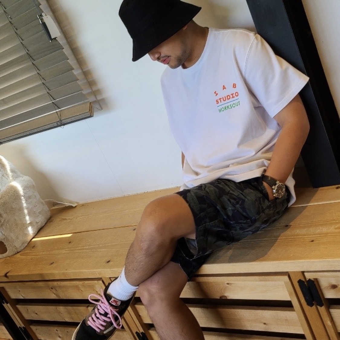 Jordan 1 x Travis Scott Retro Low OG SP Mocha, IAB Studio T-Shirt White for Worksout 착용 스타일