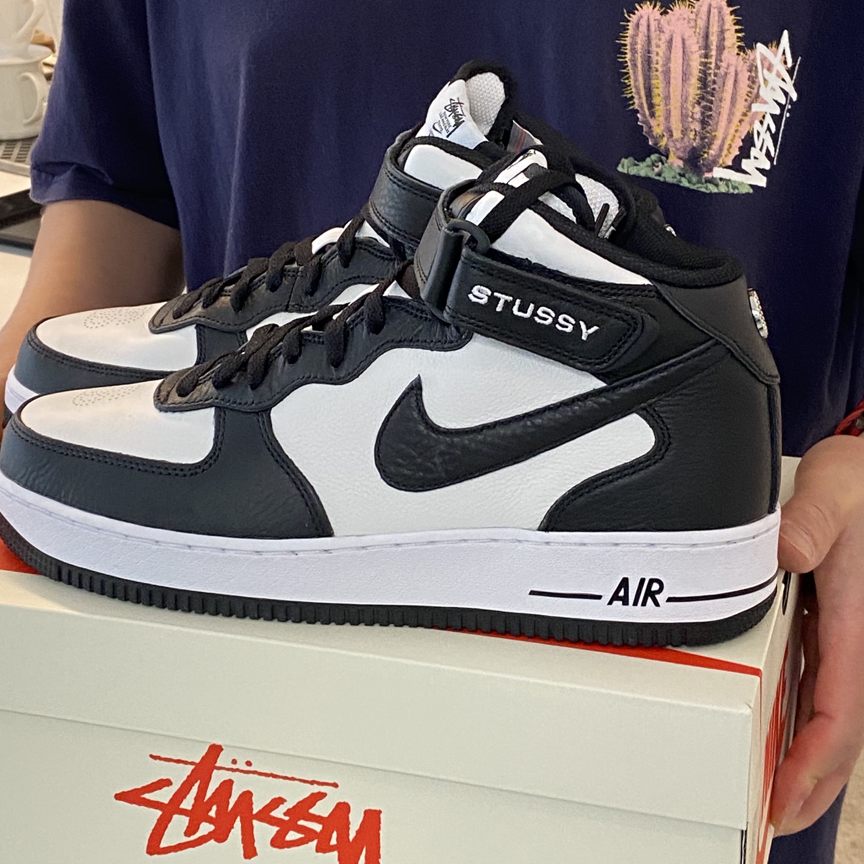 Nike x Stussy Air Force 1 '07 Mid SP Black and Light Bone, Stussy Desert Bloom T-Shirt Navy 착용 스타일