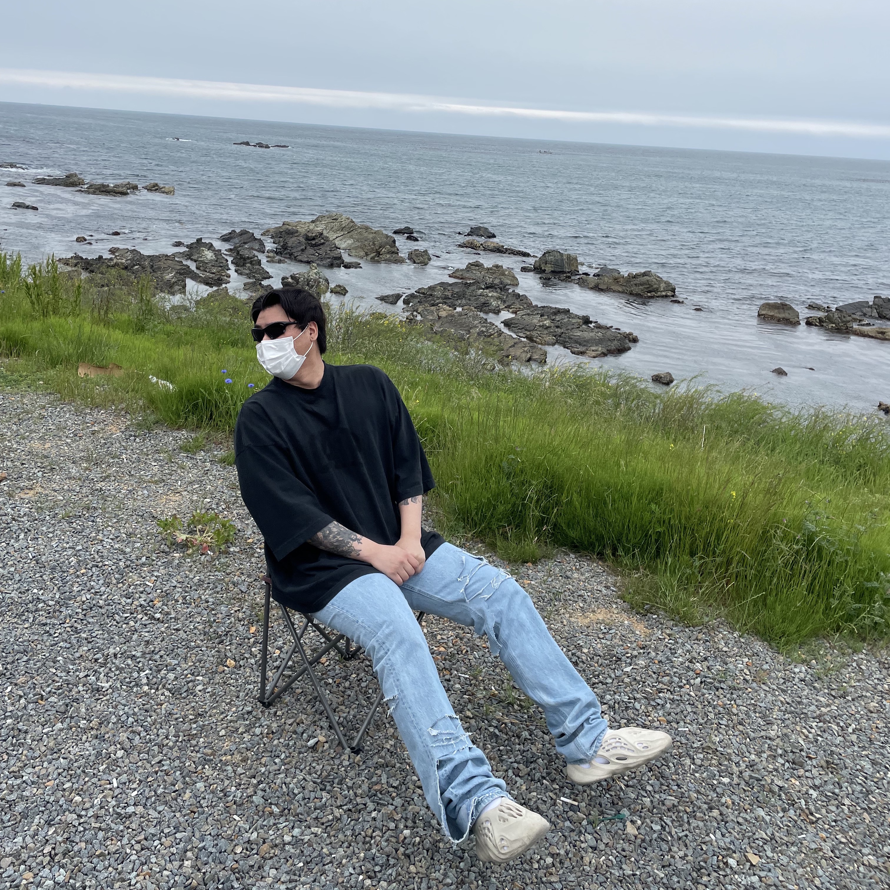 Yeezy Gap Engineered By Balenciaga Dove 3/4 Sleeve T-Shirt Washed Black, Adidas Yeezy Foam RNNR Sand 착용 스타일 - 1