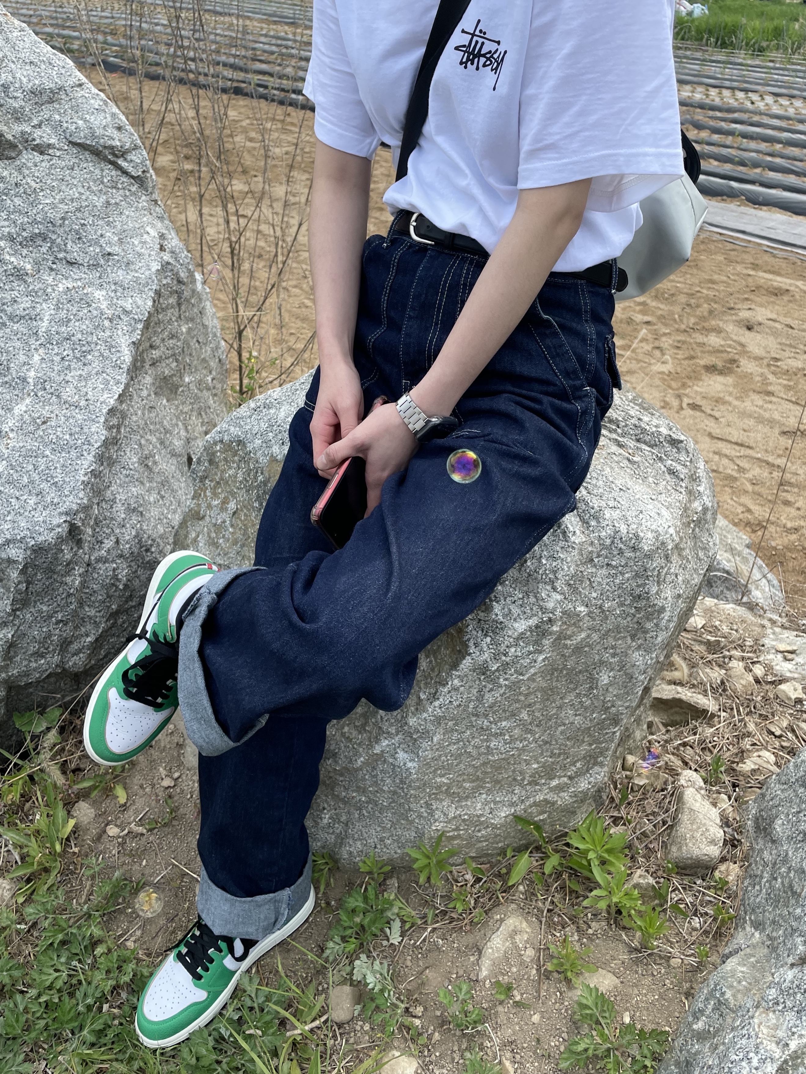 (W) Jordan 1 Retro High OG Lucky Green, Stussy Basic Stussy T-Shirt White 2022 착용 스타일 - 3