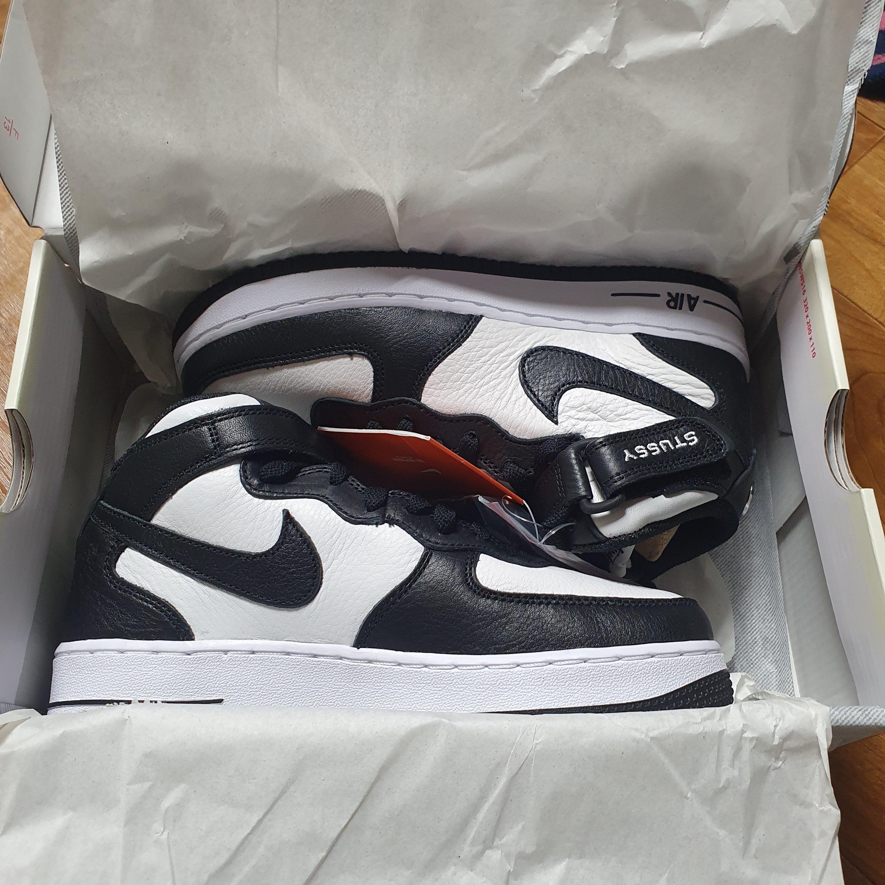Nike x Stussy Air Force 1 '07 Mid SP Black and Light Bone 착용 스타일