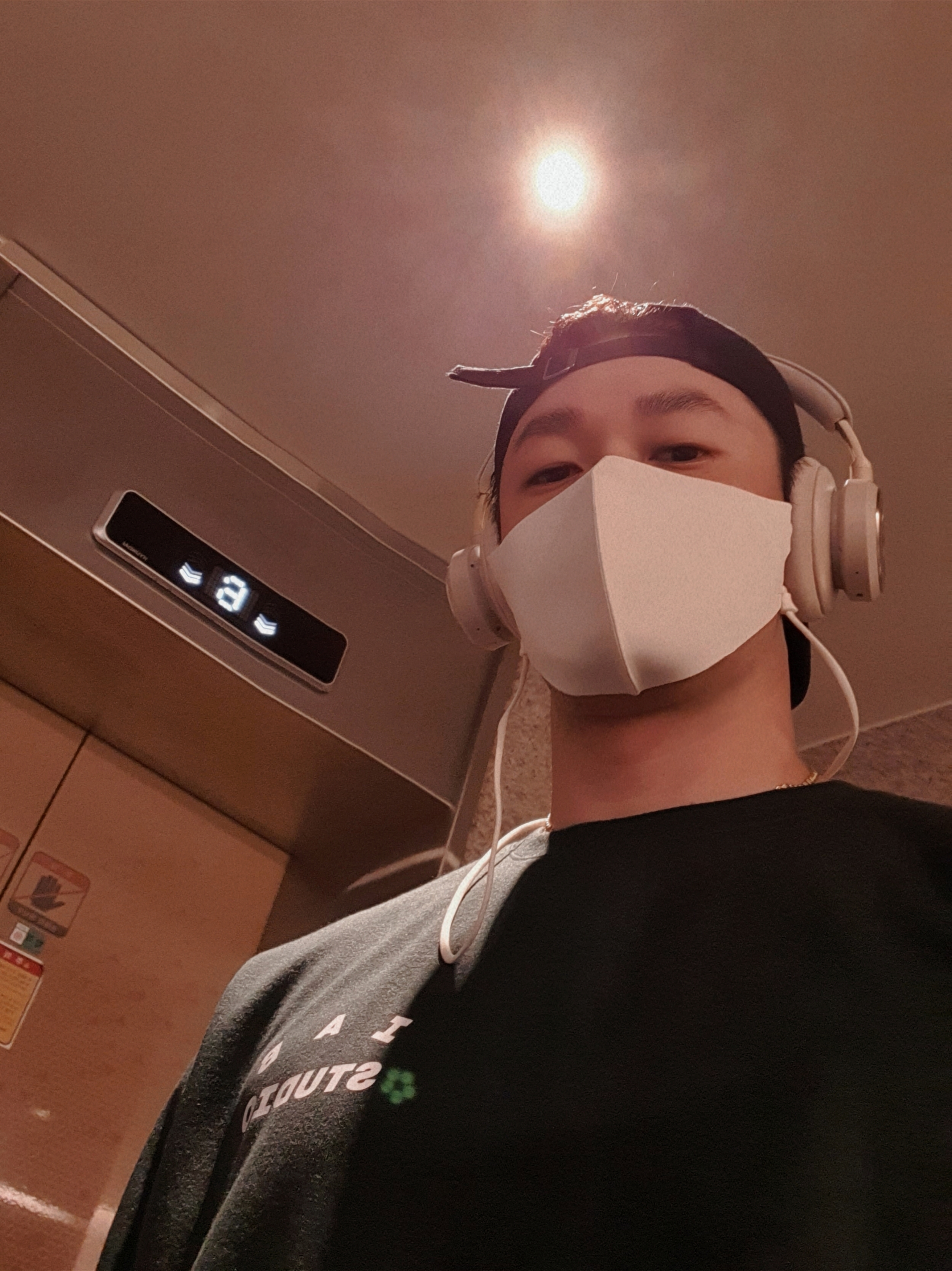 IAB Studio x Yonex T-Shirt Green, Bang & Olufsen Beoplay HX Sand (Korean Ver.) 착용 스타일 - 1