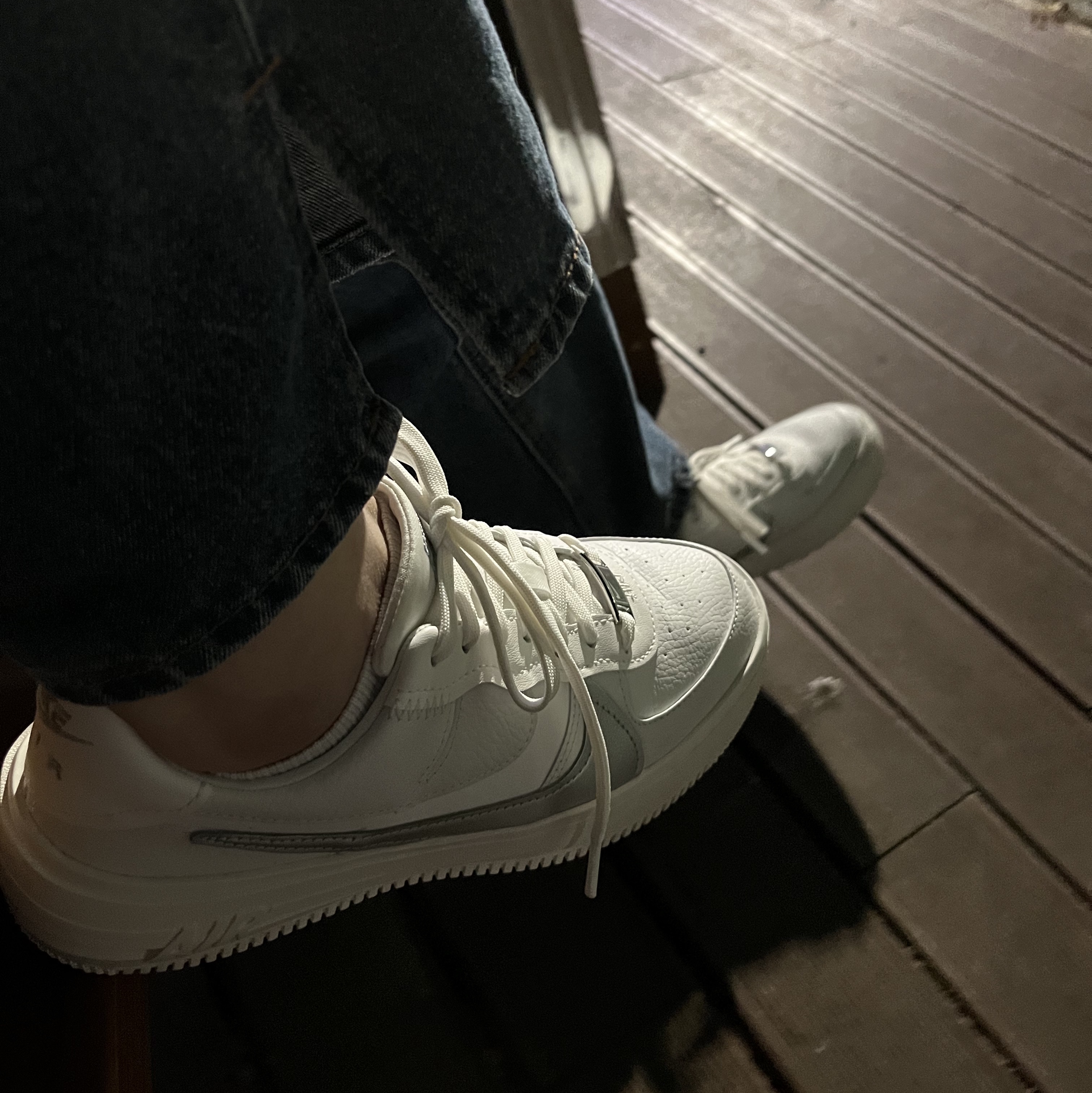 (W) Nike Air Force 1 PLT.AF.ORM Summit White Metallic Silver 착용 스타일 - 2