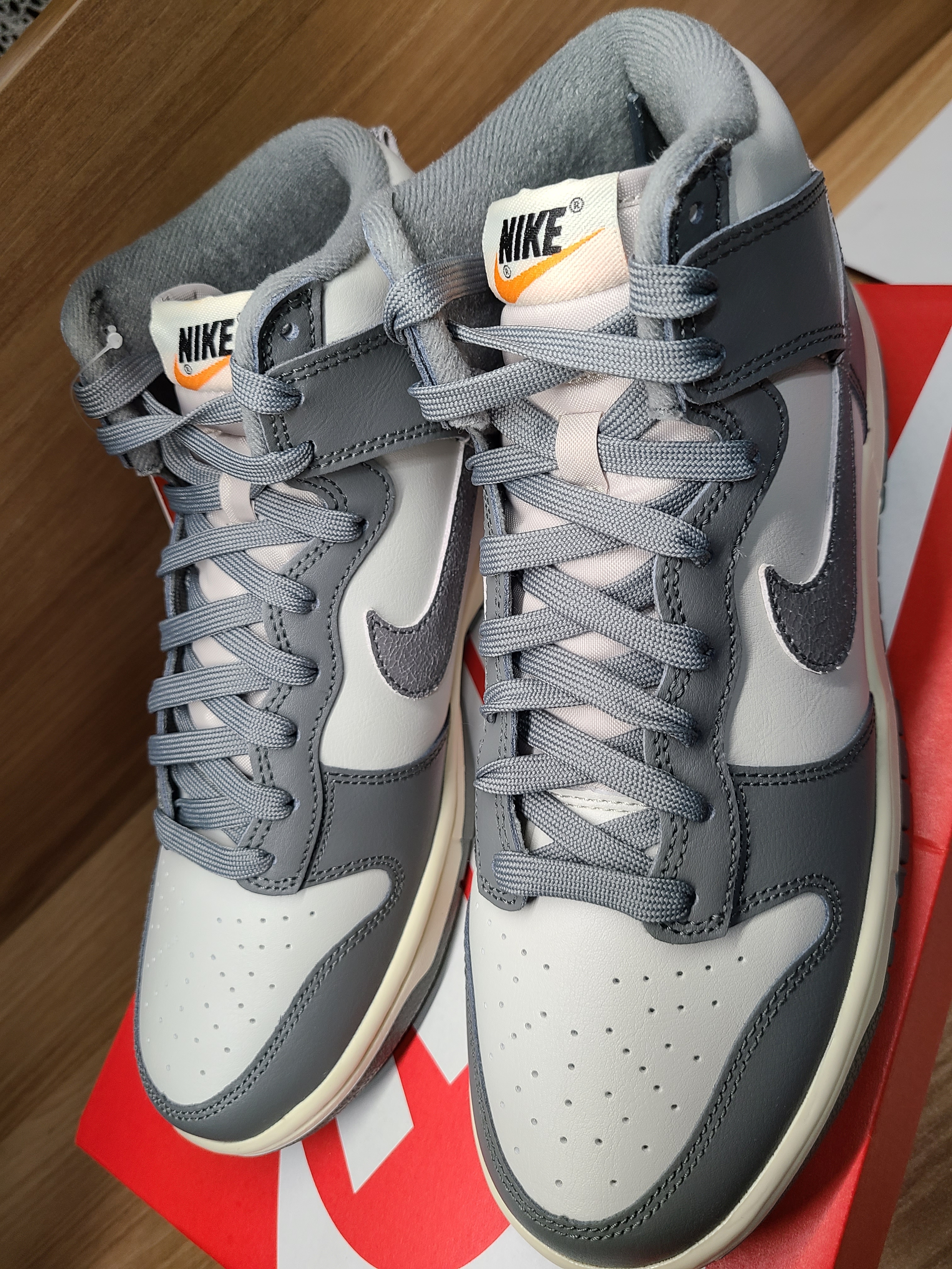 Nike Dunk High Retro SE VNTG Light Bone 착용 스타일 - 1