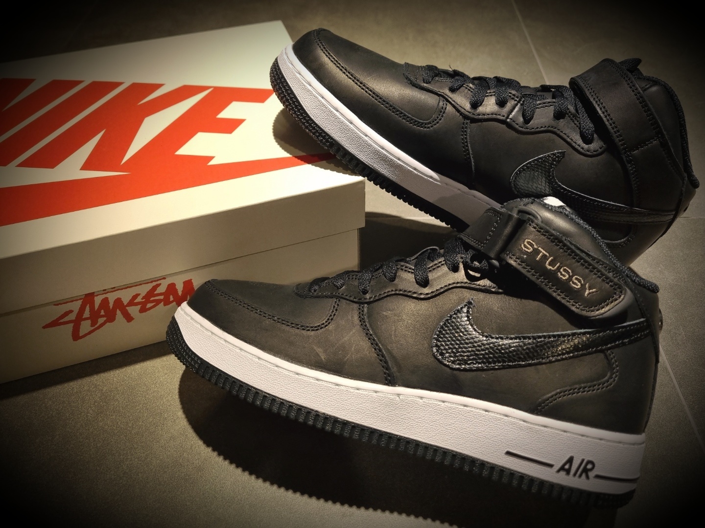 Nike x Stussy Air Force 1 '07 Mid SP Black 착용 스타일 - 2