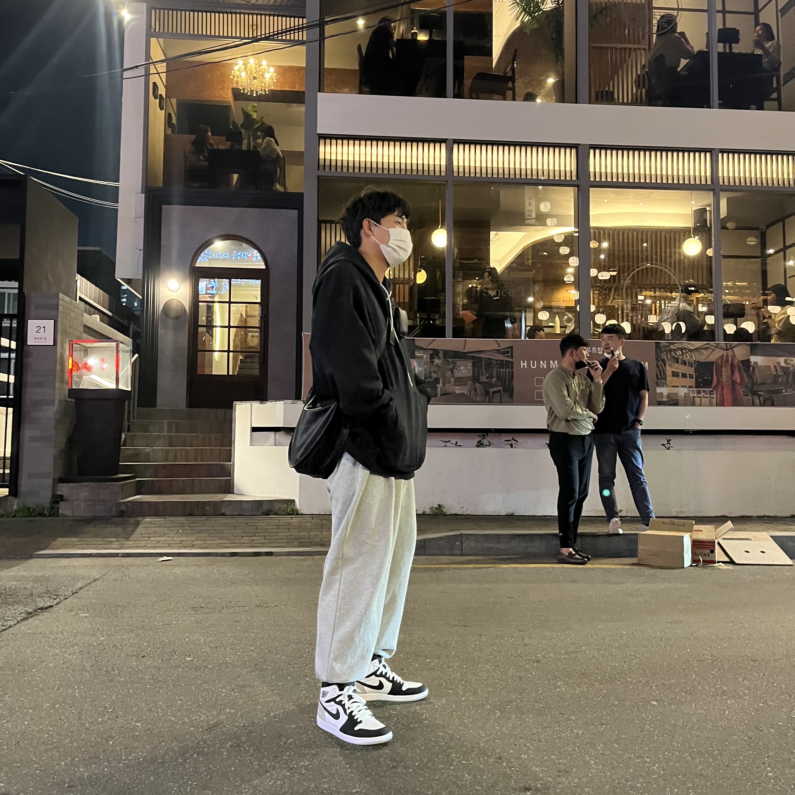 Jordan 1 Retro High OG Bleached Coral, Nike NRG Solo Swoosh Fleece Hoodie Black White - Asia 착용 스타일