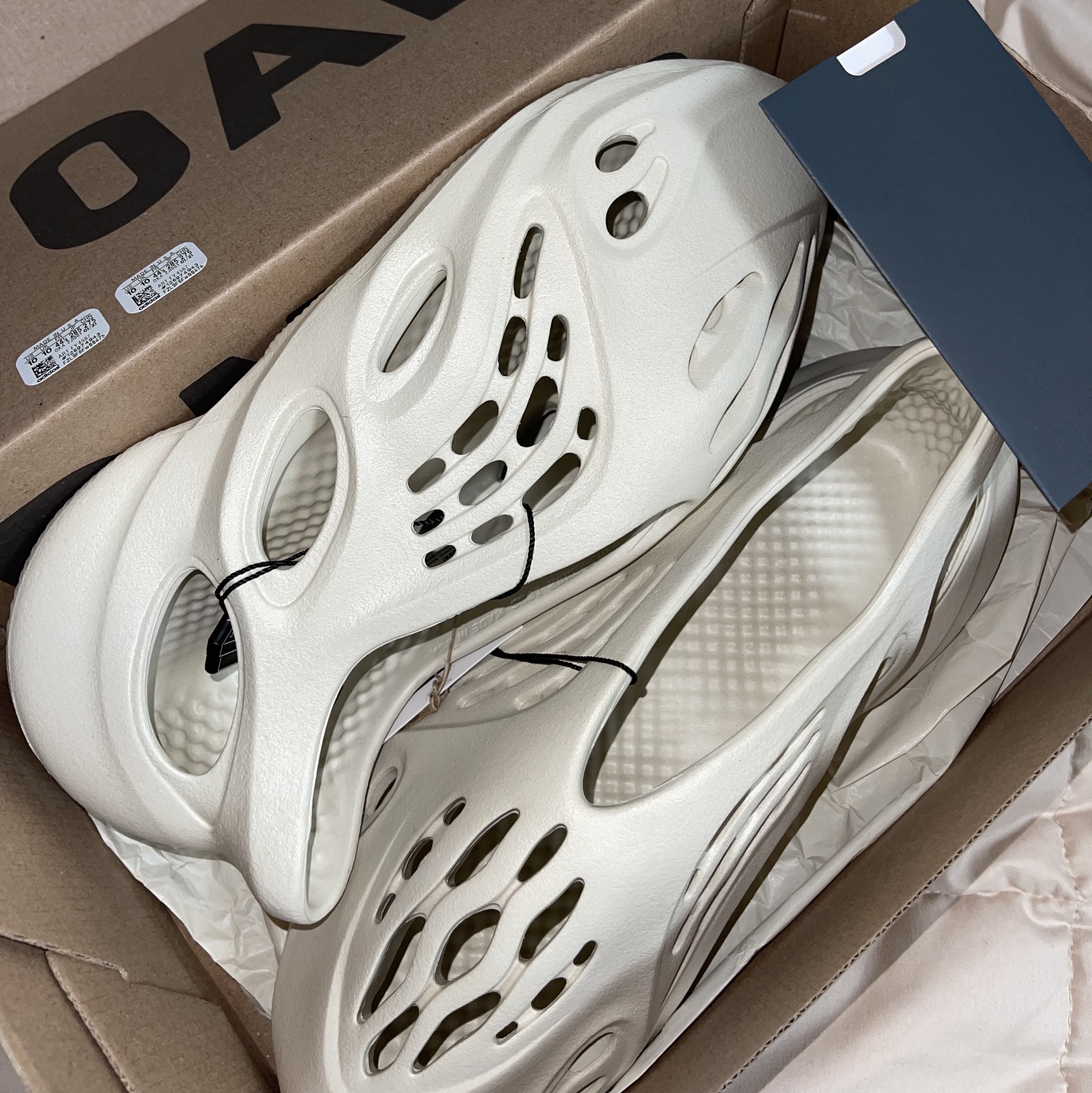 Adidas Yeezy Foam RNNR Sand 착용 스타일