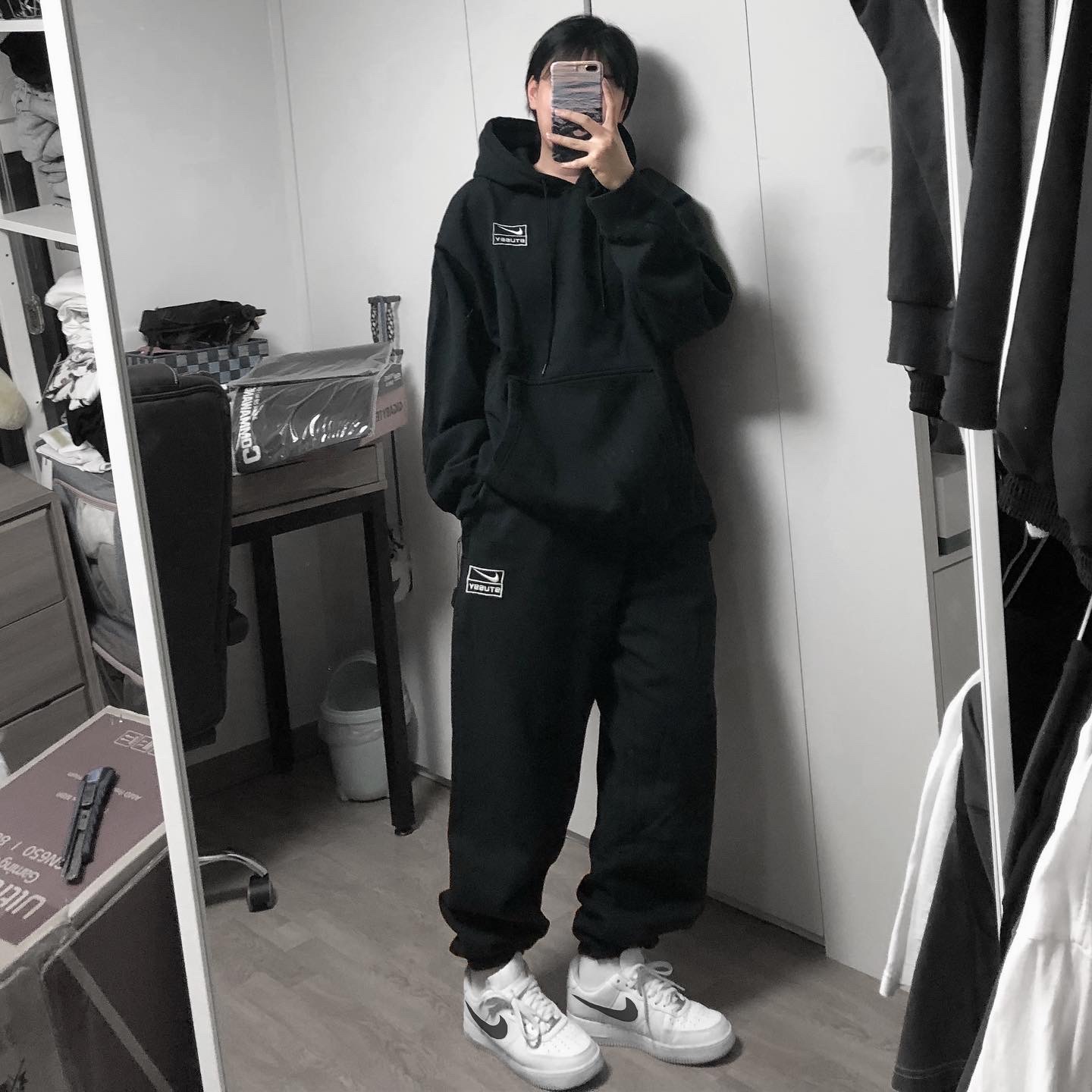 Nike x Stussy NRG RA Washed Pullover Hoodie Black (DN4028-010), Nike x Stussy NRG RA Washed Fleece Pants Black (DN4030-010) 착용 스타일 - 1