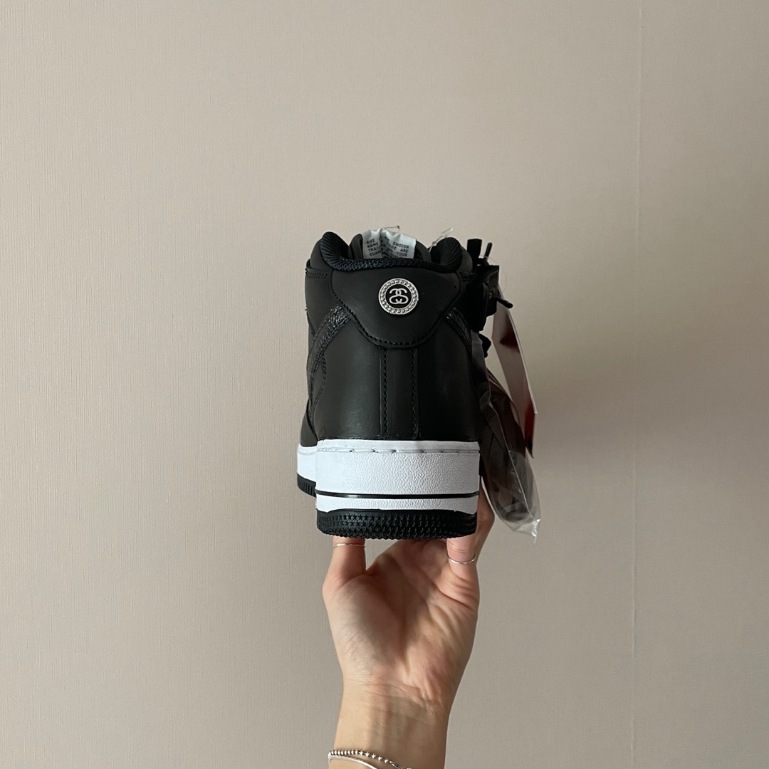 Nike x Stussy Air Force 1 '07 Mid SP Black 착용 스타일 - 2