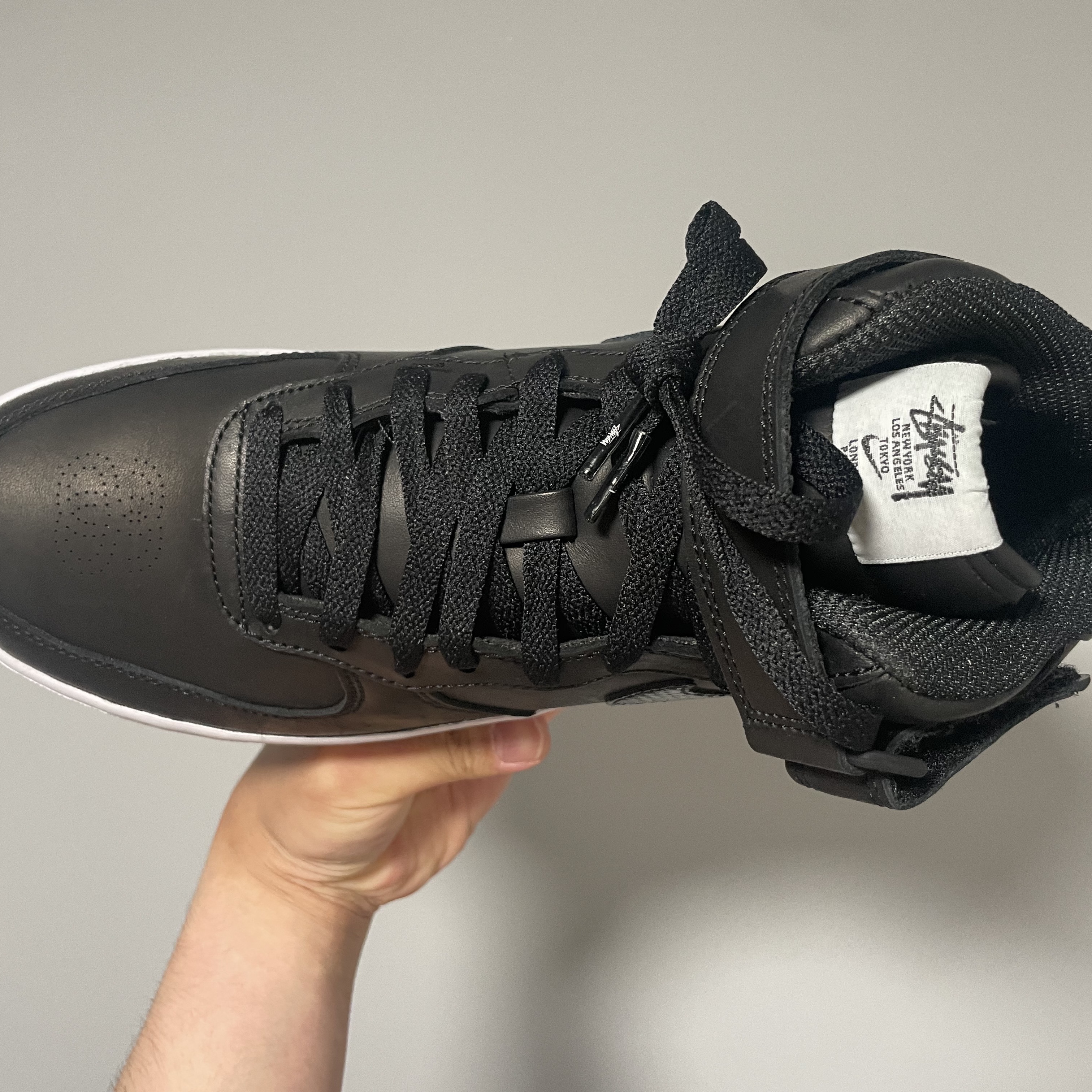 Nike x Stussy Air Force 1 '07 Mid SP Black 착용 스타일 - 2