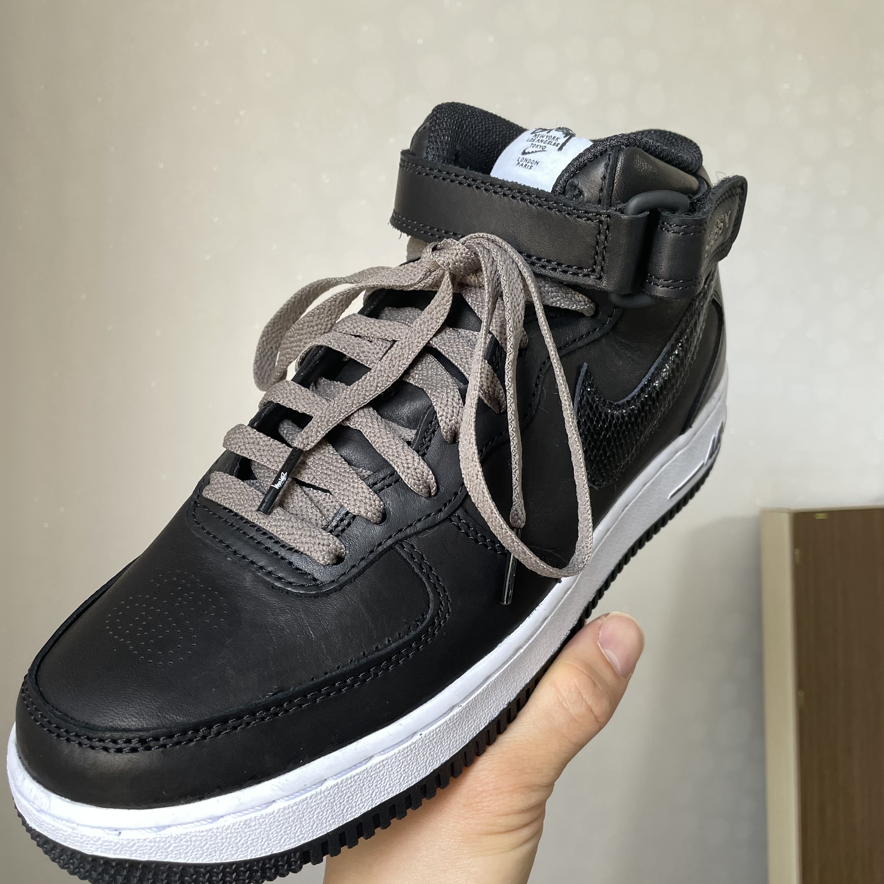 Nike x Stussy Air Force 1 '07 Mid SP Black 착용 스타일 - 1