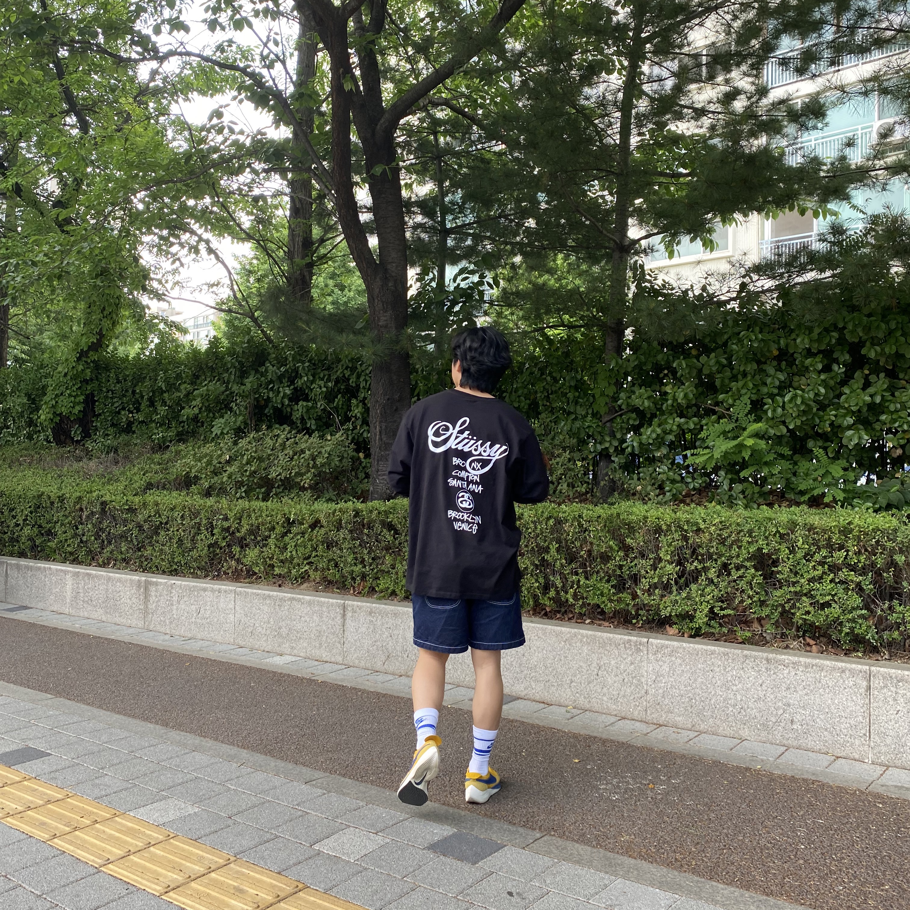 Stussy World Tour LS T-Shirt Black, Nike Moon Racer Yellow Ochre Gym Blue 착용 스타일