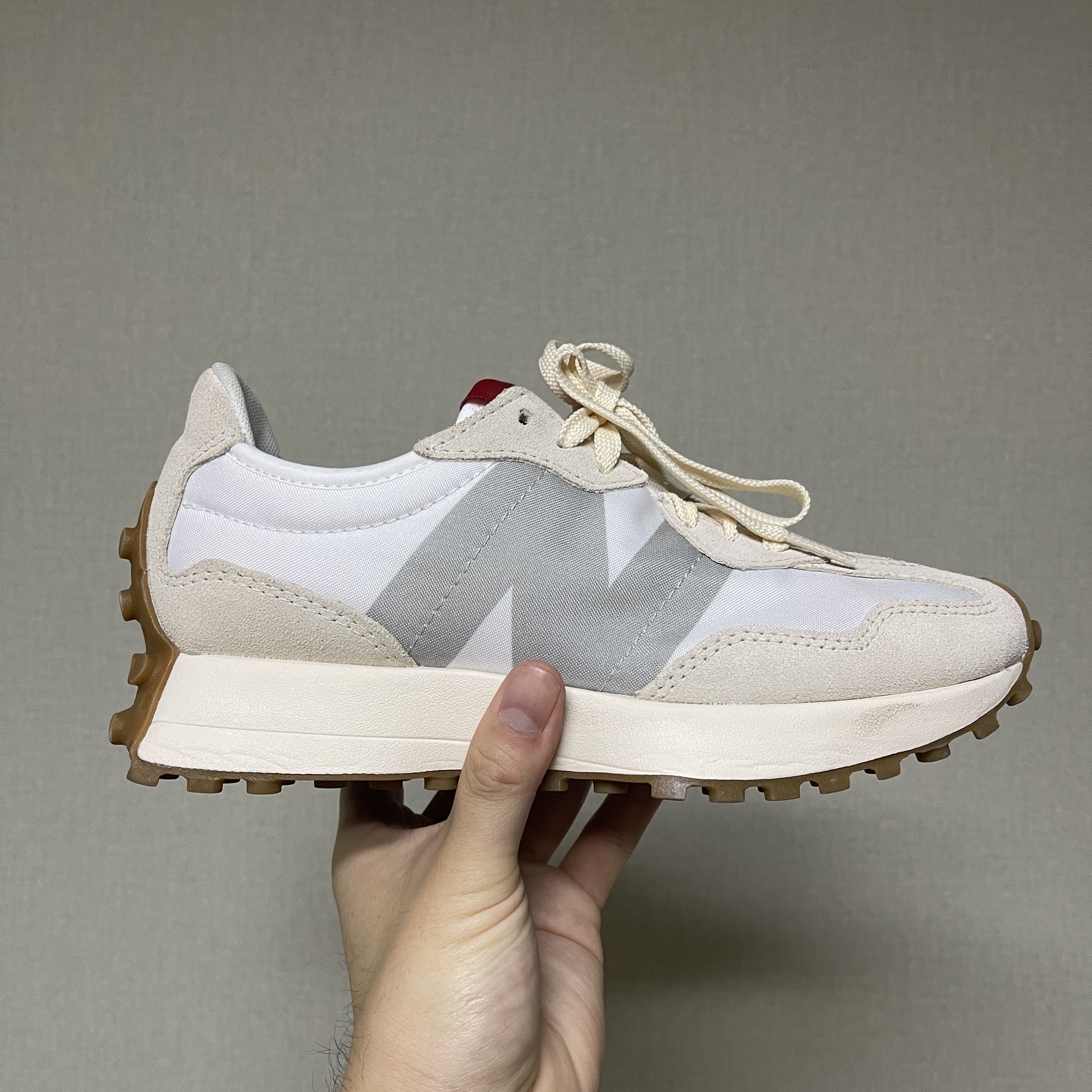 New Balance 327 White Silver Gum 착용 스타일 - 2