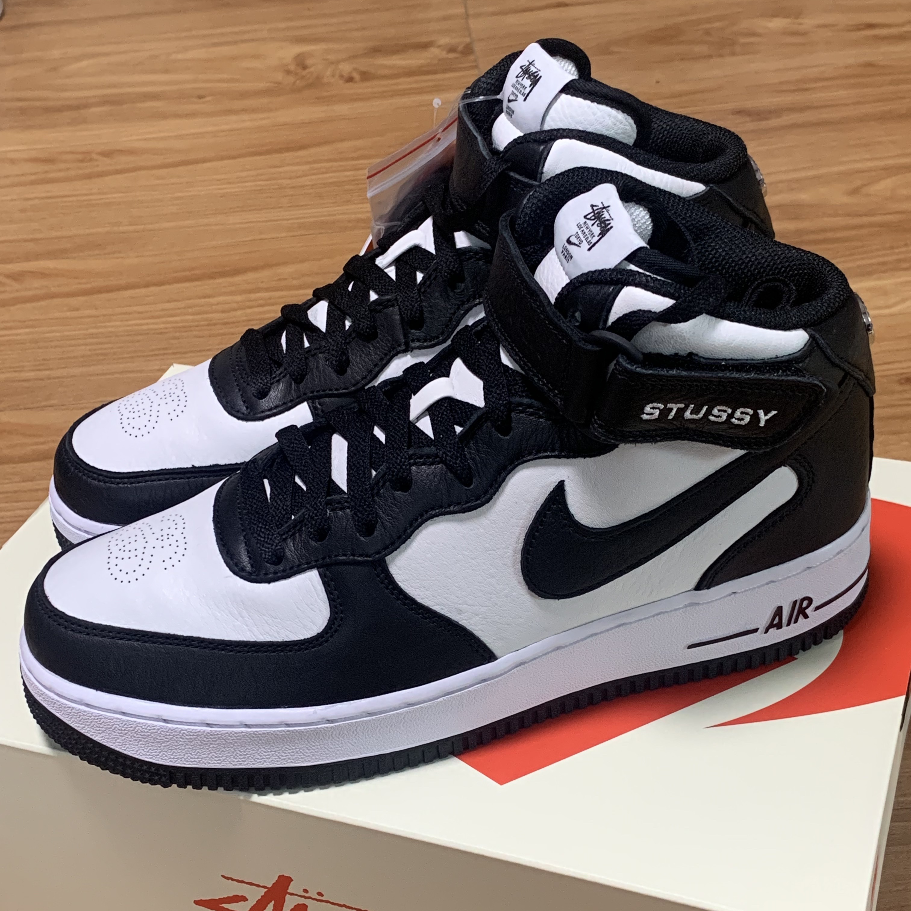Nike x Stussy Air Force 1 '07 Mid SP Black and Light Bone 착용 스타일