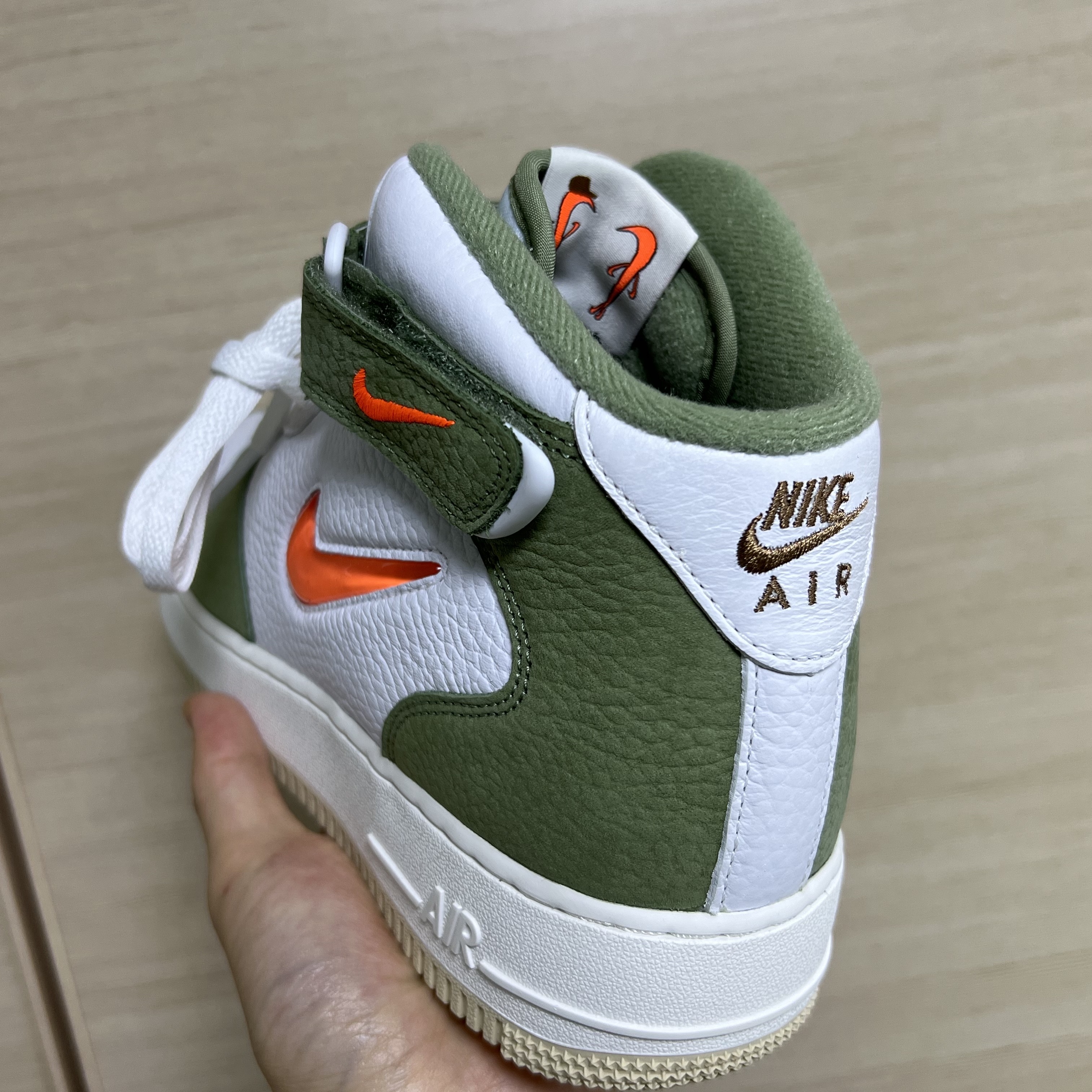 Nike Air Force 1 Mid '07 QS Olive Green and Total Orange 착용 스타일 - 3
