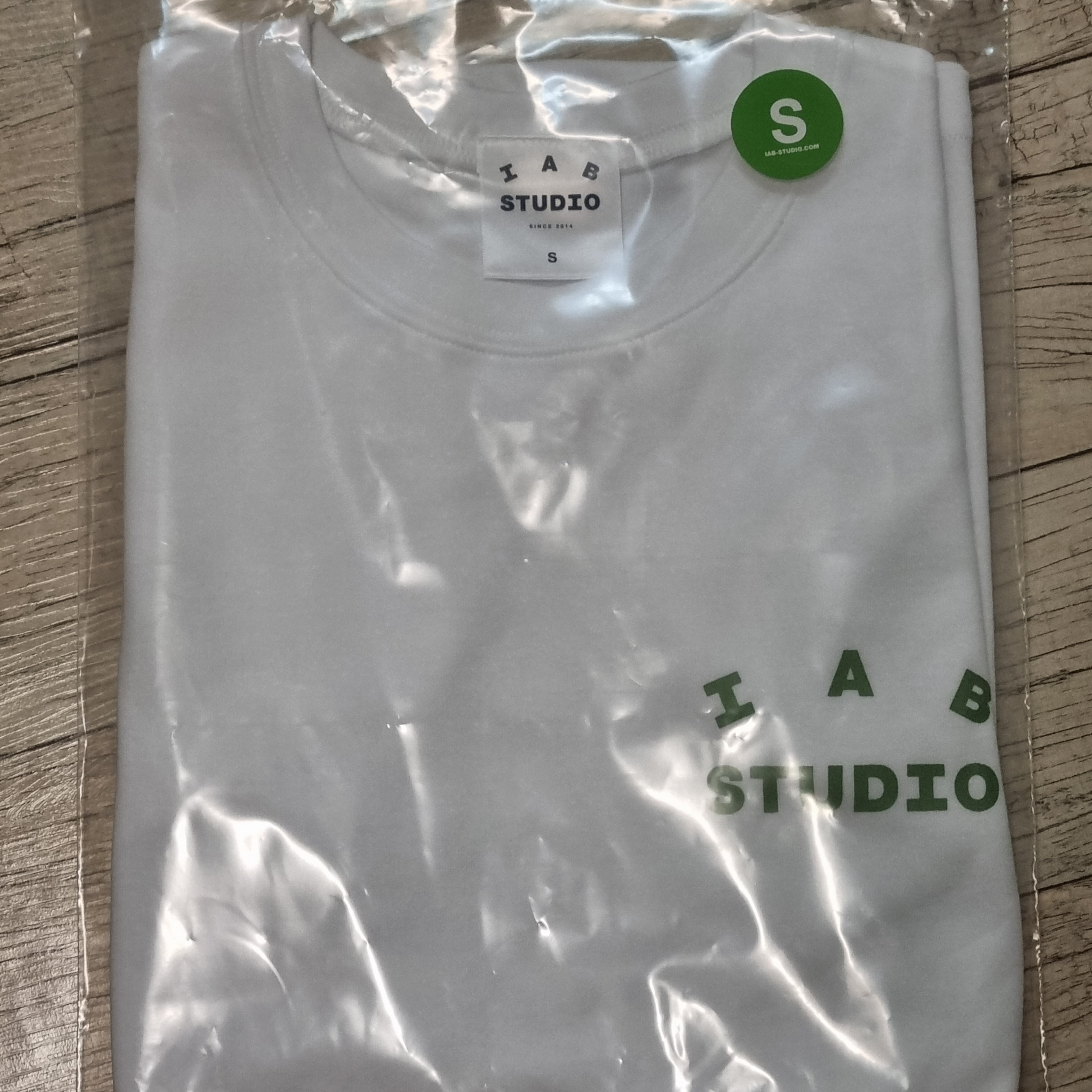 IAB Studio T-Shirt White Light Green 착용 스타일