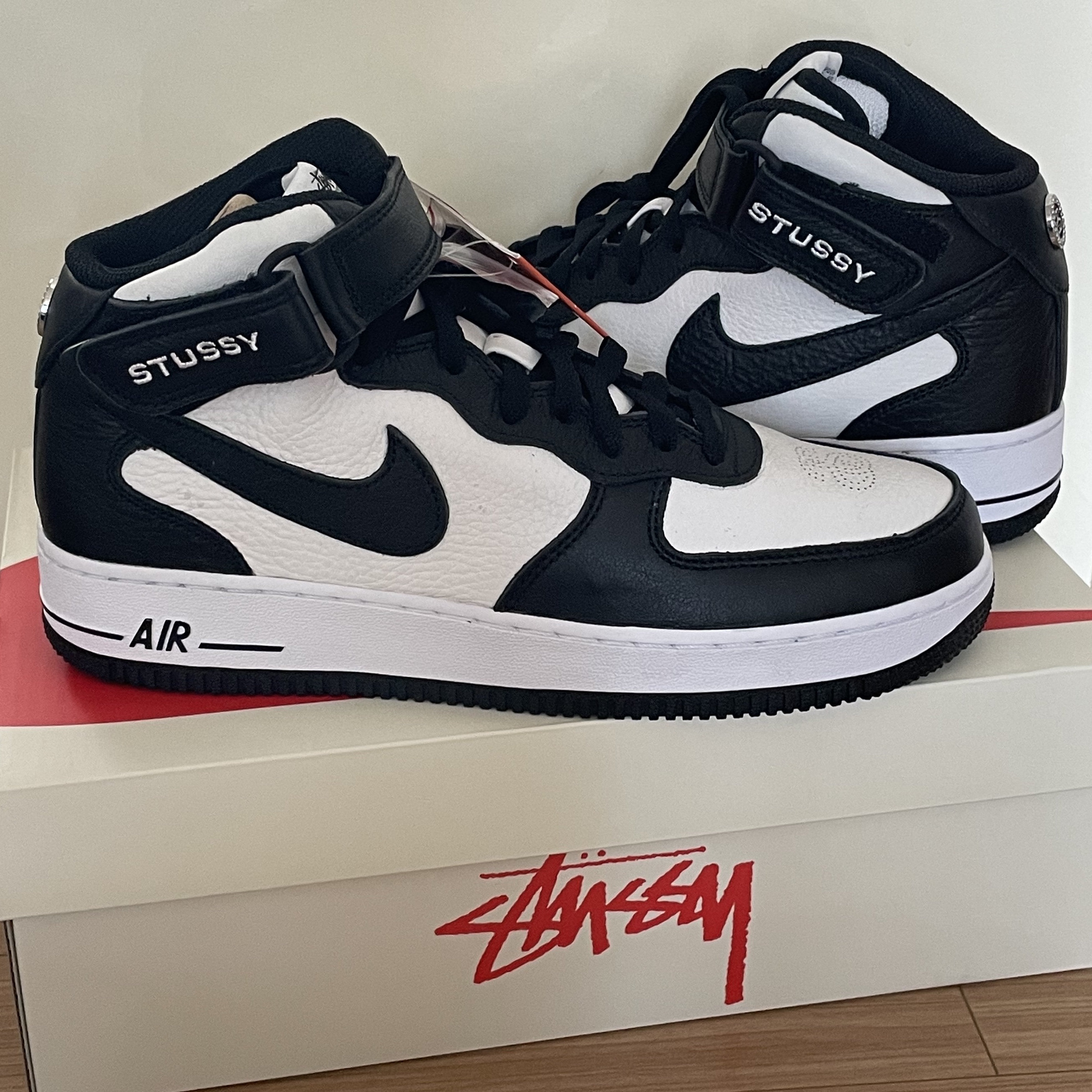 Nike x Stussy Air Force 1 '07 Mid SP Black and Light Bone 착용 스타일 - 1