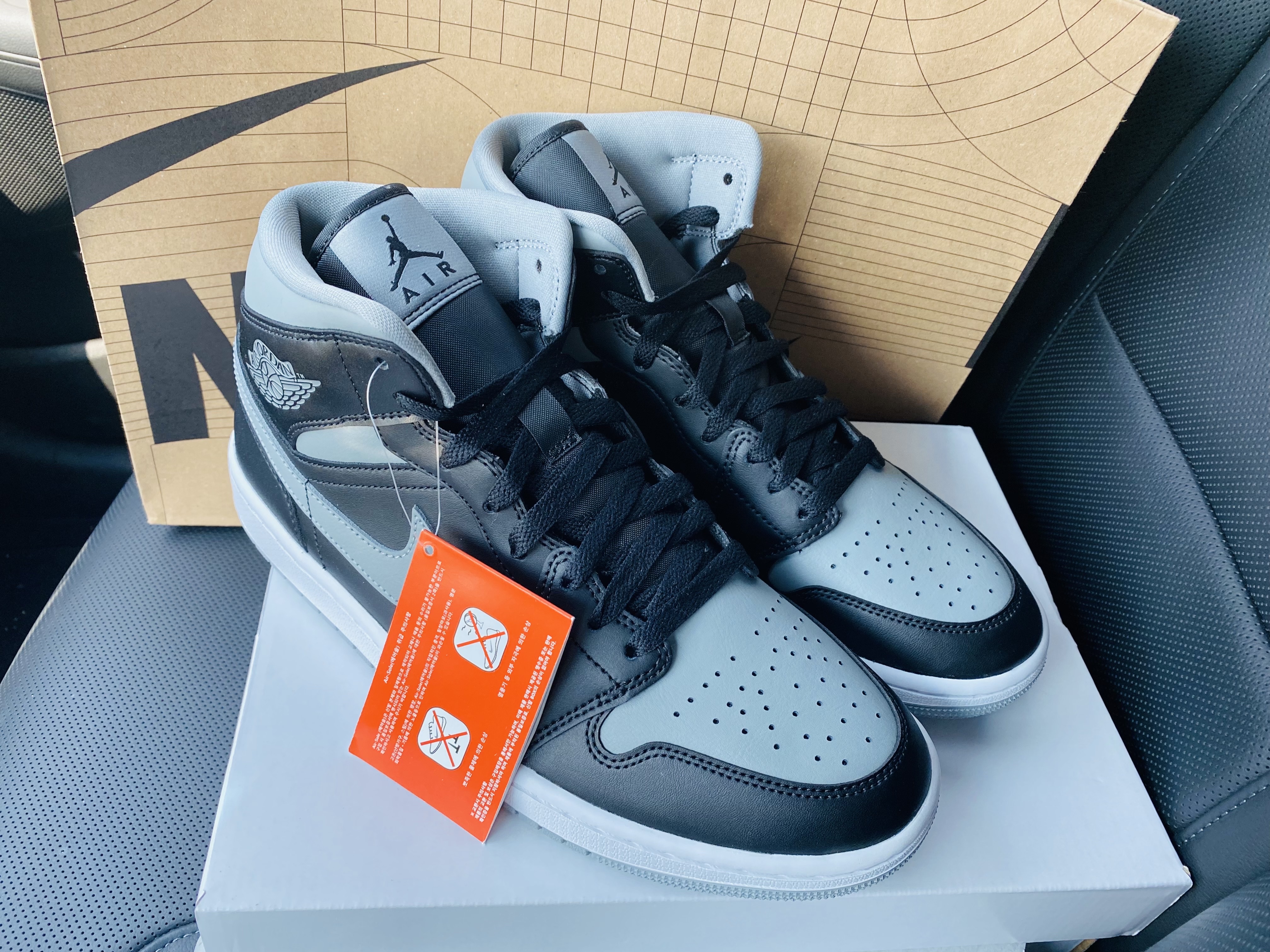 (W) Jordan 1 Mid Black Particle Grey 착용 스타일 - 3