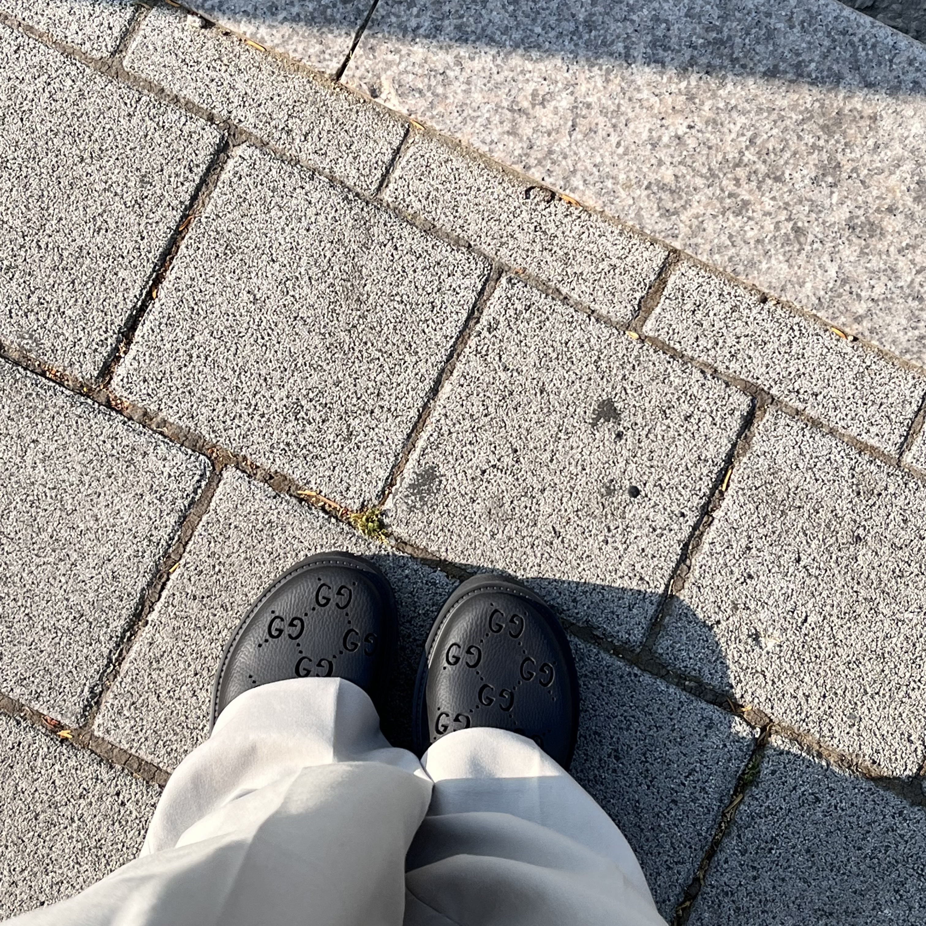 (W) Gucci Rubber Platform Perforated G Sandal Black 착용 스타일