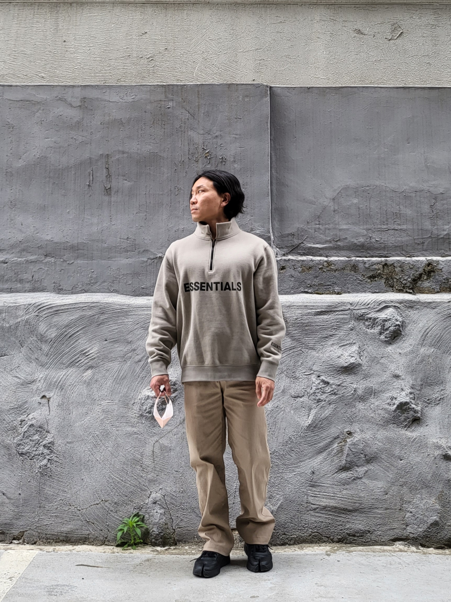 Essentials Half-Zip Pullover Taupe - 20FW, Reebok x Maison Margiela Classic Leather Tabi Shoes Black 착용 스타일 - 1