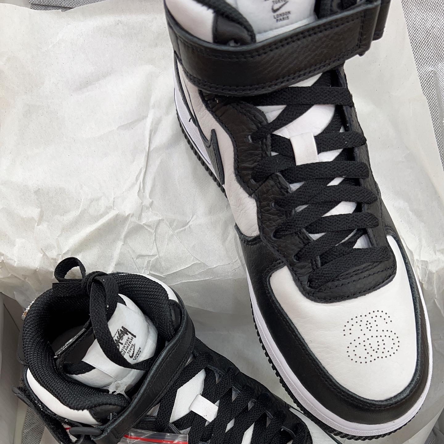 Nike x Stussy Air Force 1 '07 Mid SP Black and Light Bone 착용 스타일 - 2