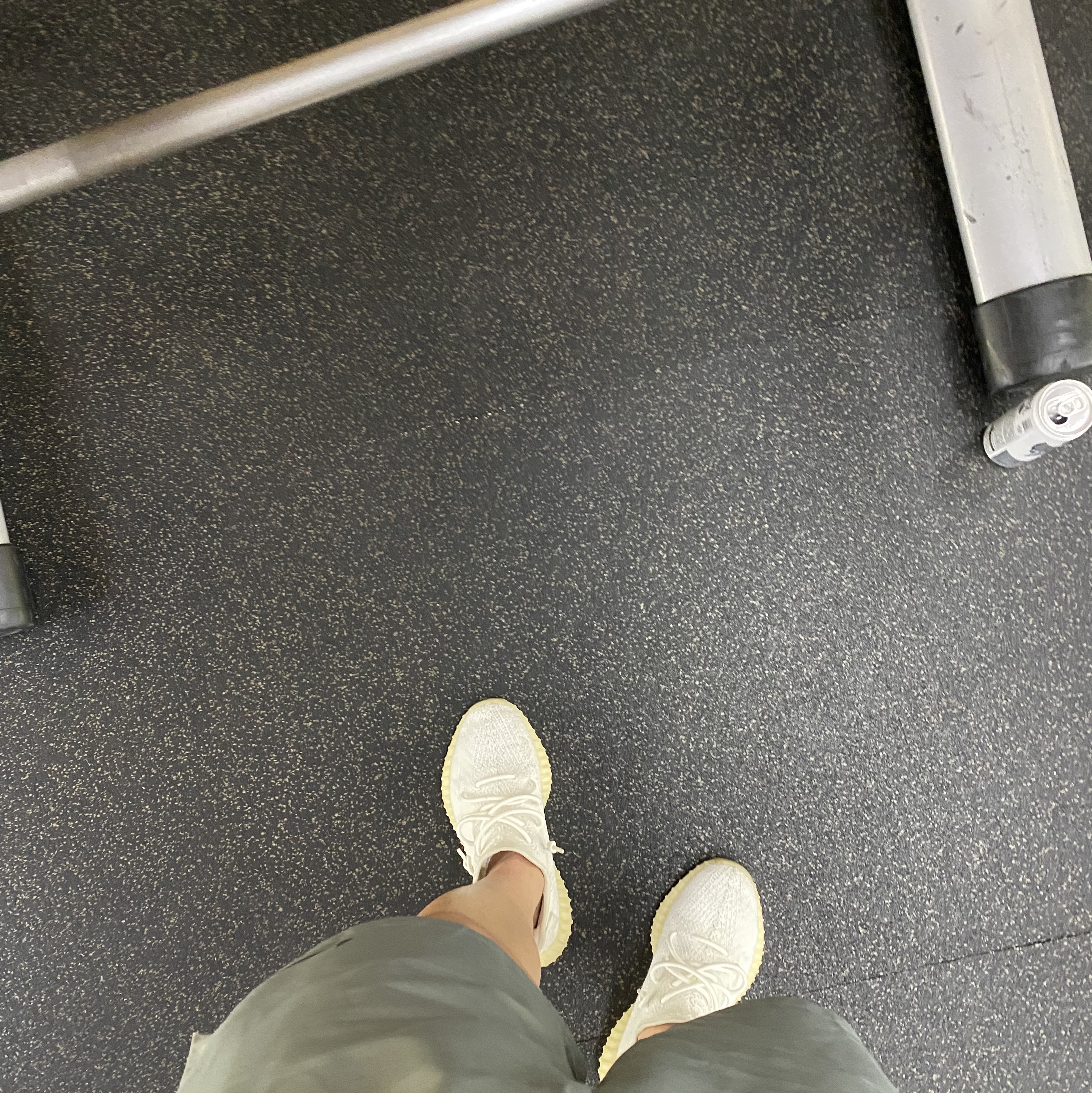 Adidas Yeezy Boost 350 V2 Cream/Triple White 착용 스타일 - 2