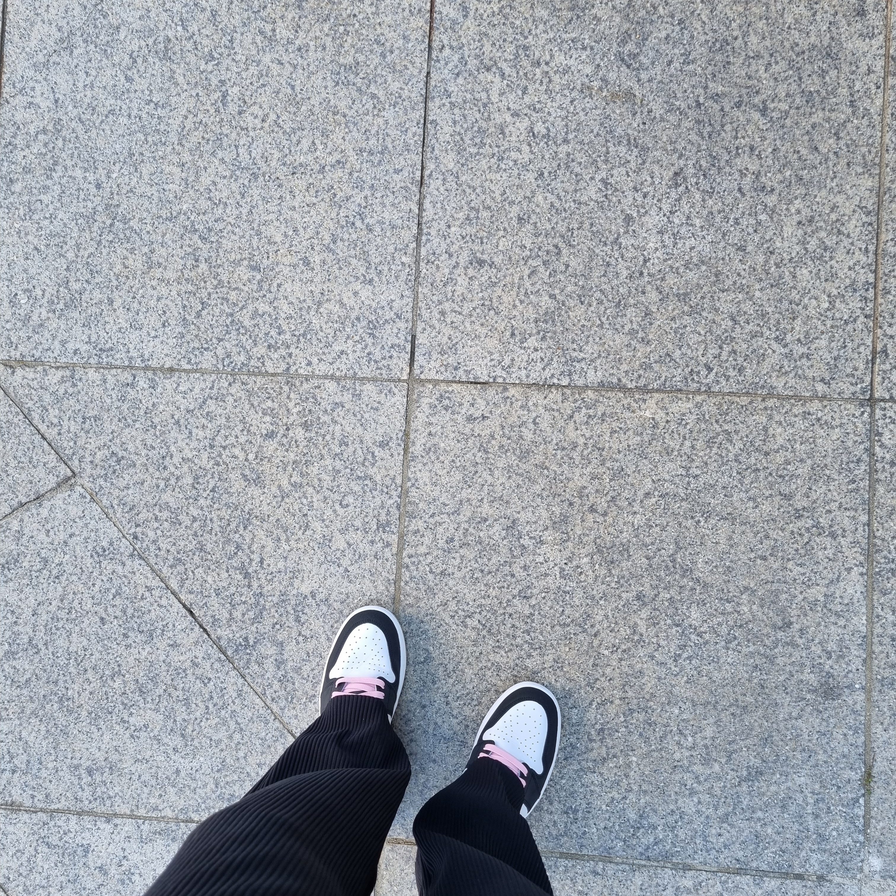 Jordan 1 Retro High OG Bleached Coral 착용 스타일 - 1
