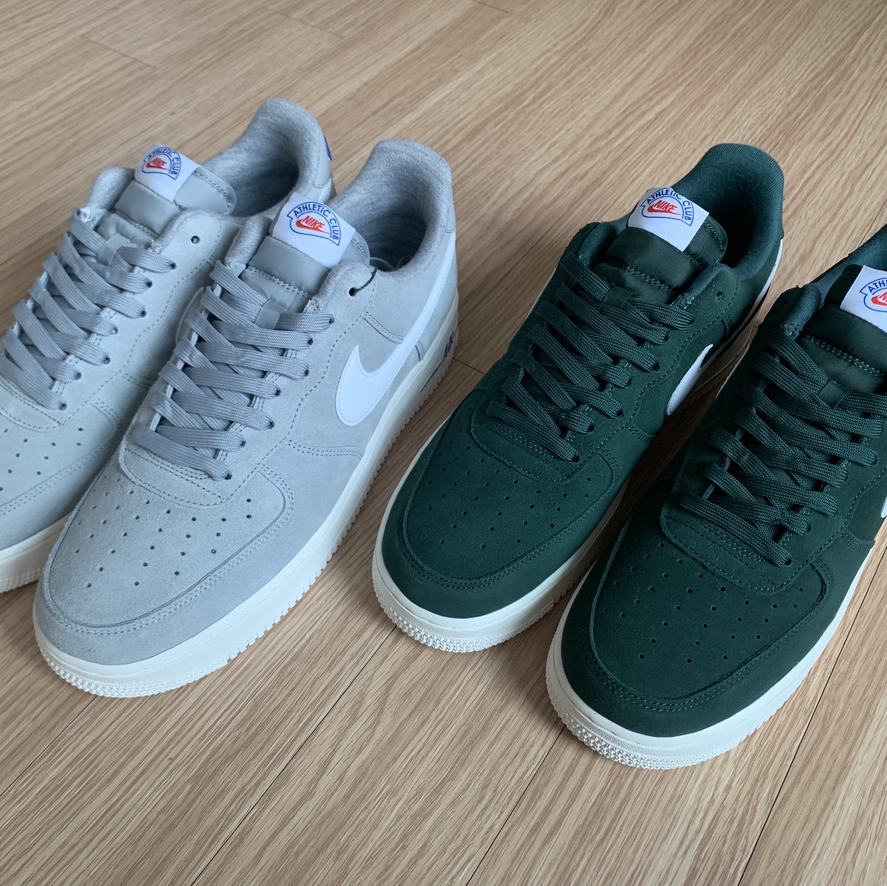 Nike Air Force 1 '07 LX Athletic Club Pro Green Gym Red, Nike Air Force 1 '07 LX Athletic Club Light Smoke Grey 착용 스타일 - 1
