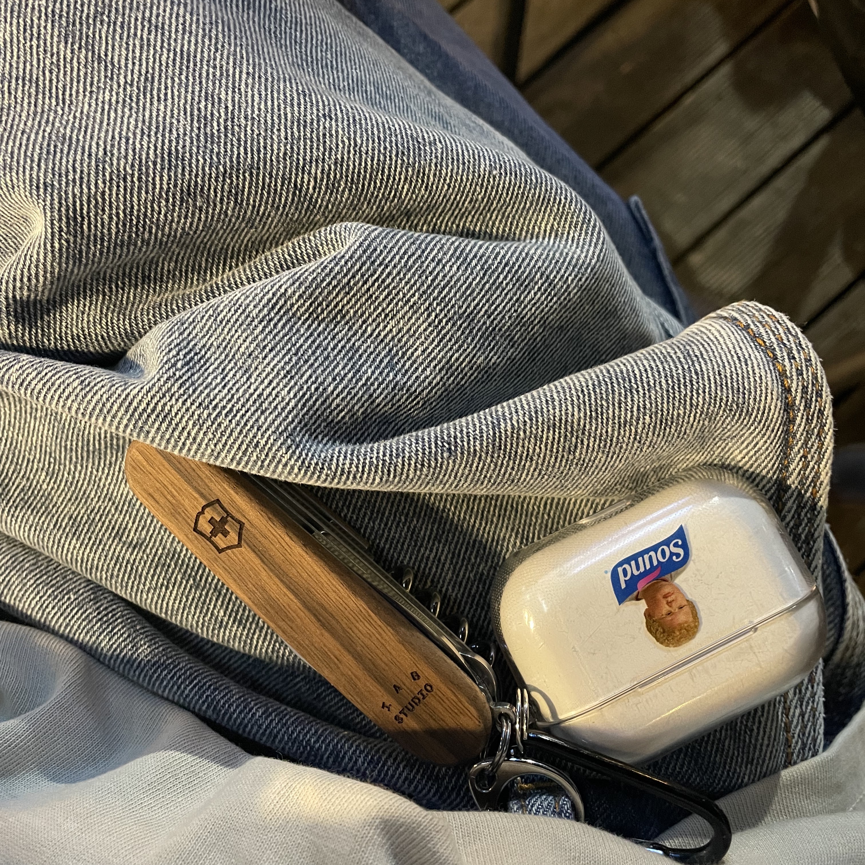 IAB Studio x Victorinox Huntsman Wood, Stussy Helvetica Jacquard Crew Socks White 착용 스타일 - 1