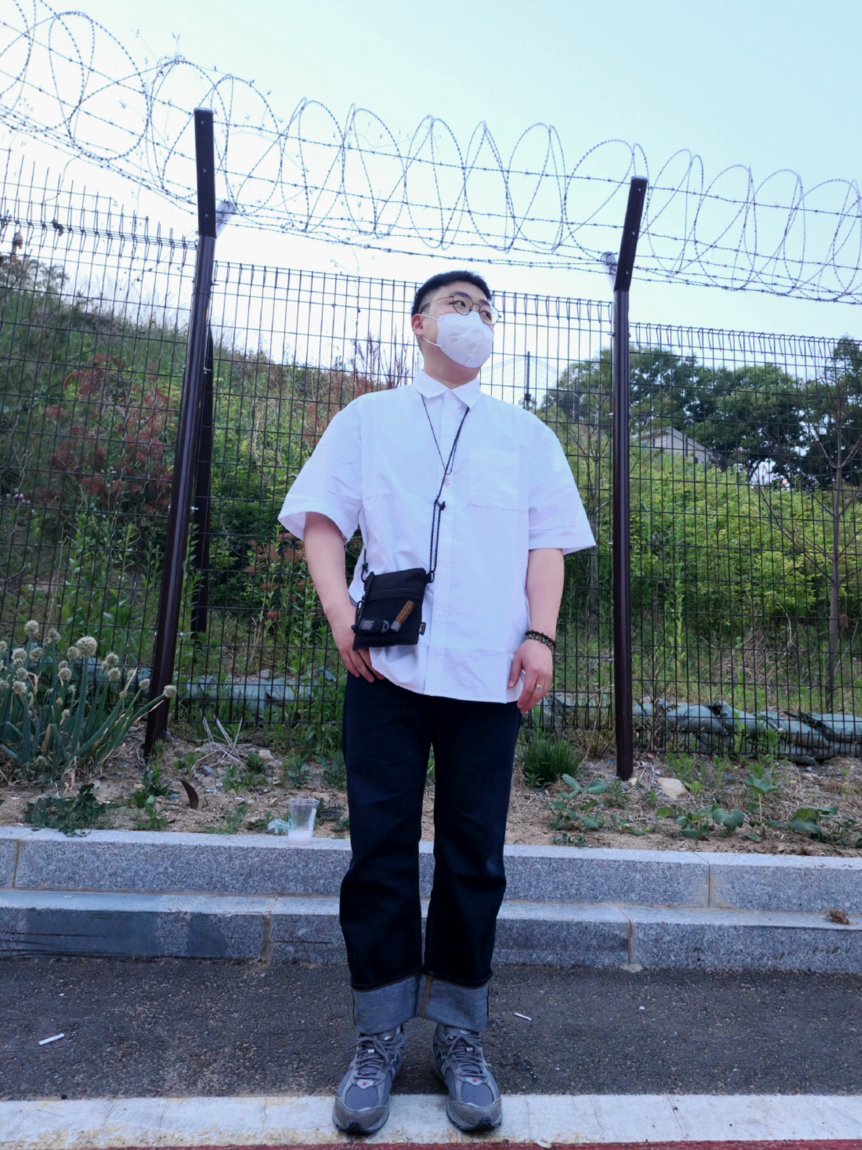 New Balance 2002R Premium Vintage Grey 착용 스타일 - 2