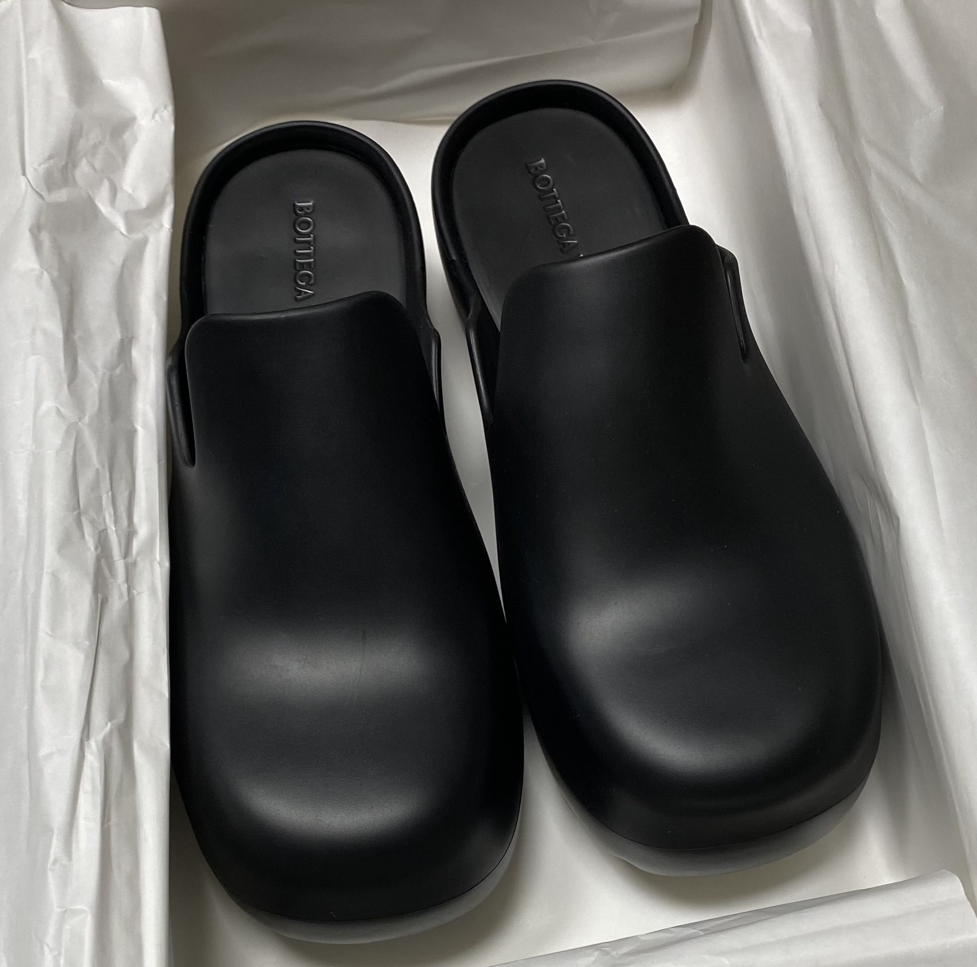 Bottega Veneta Rubber Flash Clog Black 착용 스타일