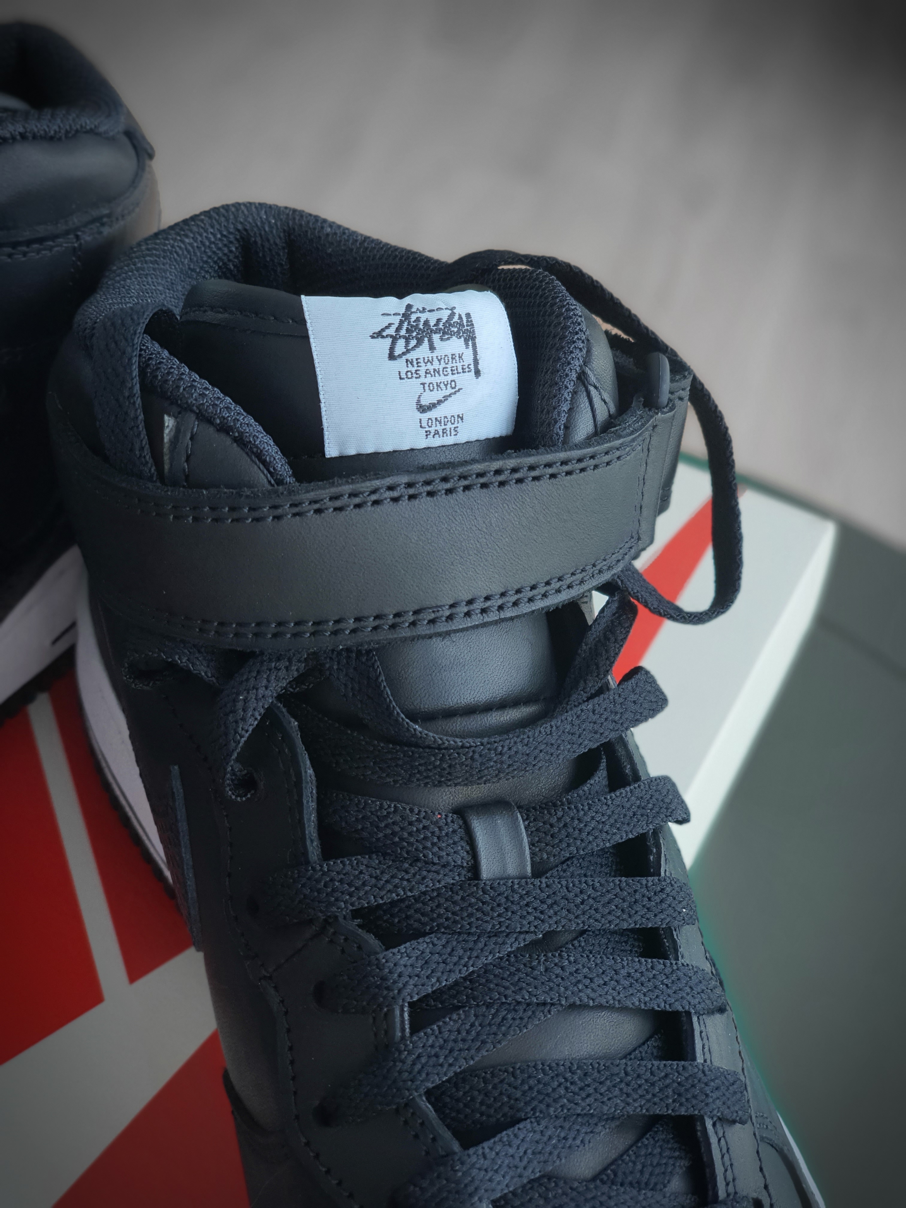 Nike x Stussy Air Force 1 '07 Mid SP Black 착용 스타일 - 3
