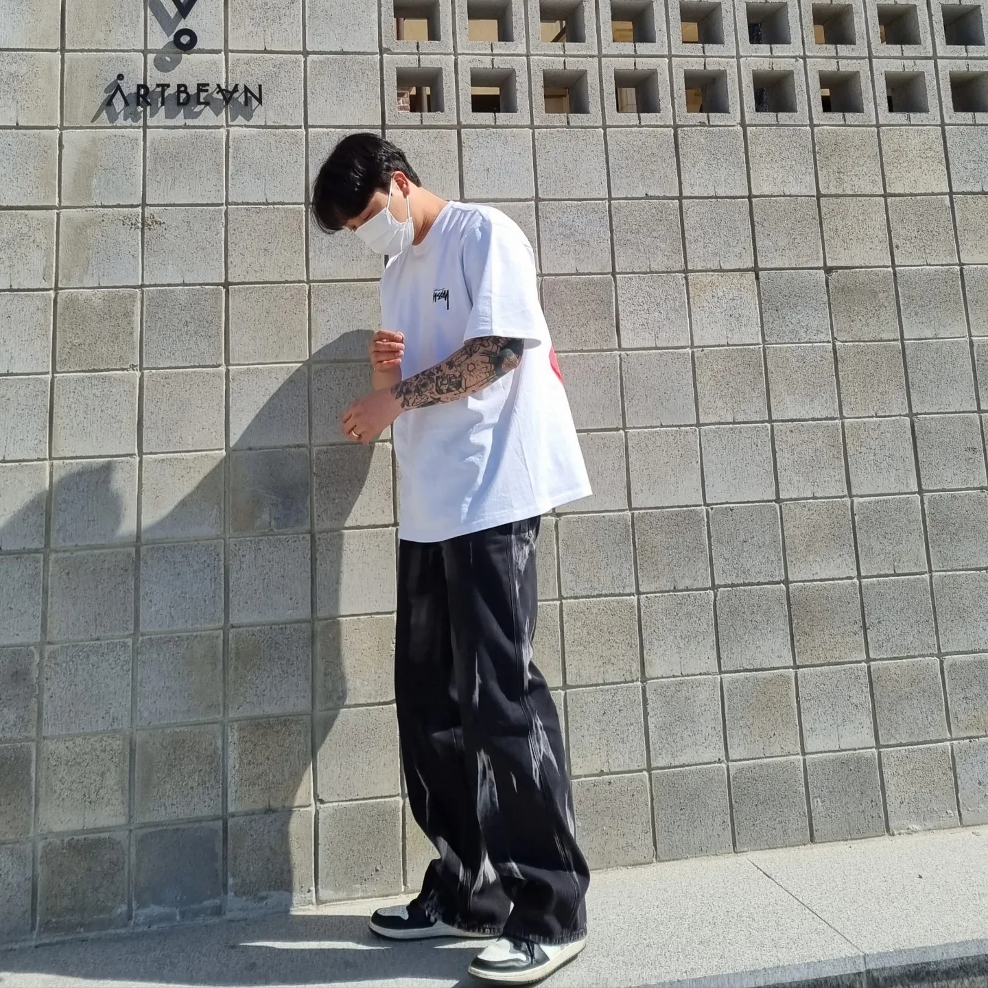 Stussy Fuzzy Dice T-Shirt White, Jordan 1 Retro High OG Black Mocha 착용 스타일 - 2