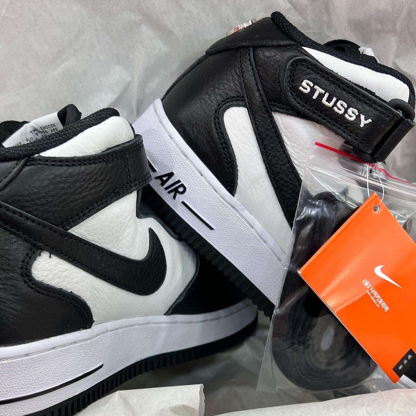 Nike x Stussy Air Force 1 '07 Mid SP Black and Light Bone 착용 스타일 - 3