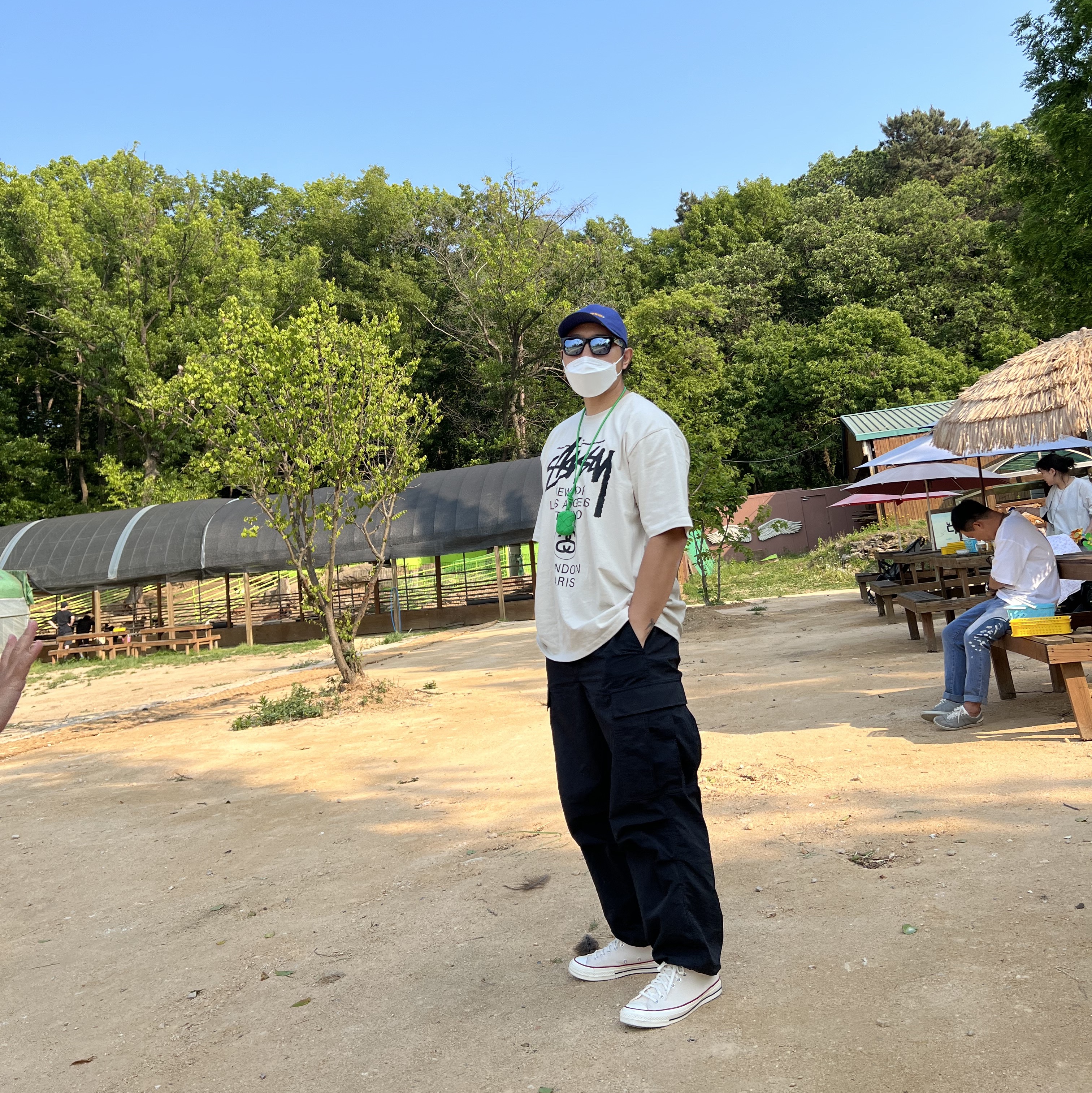 Converse Chuck 70 Ox Parchment, Stussy World Tour T-Shirt Smoke 착용 스타일 - 2