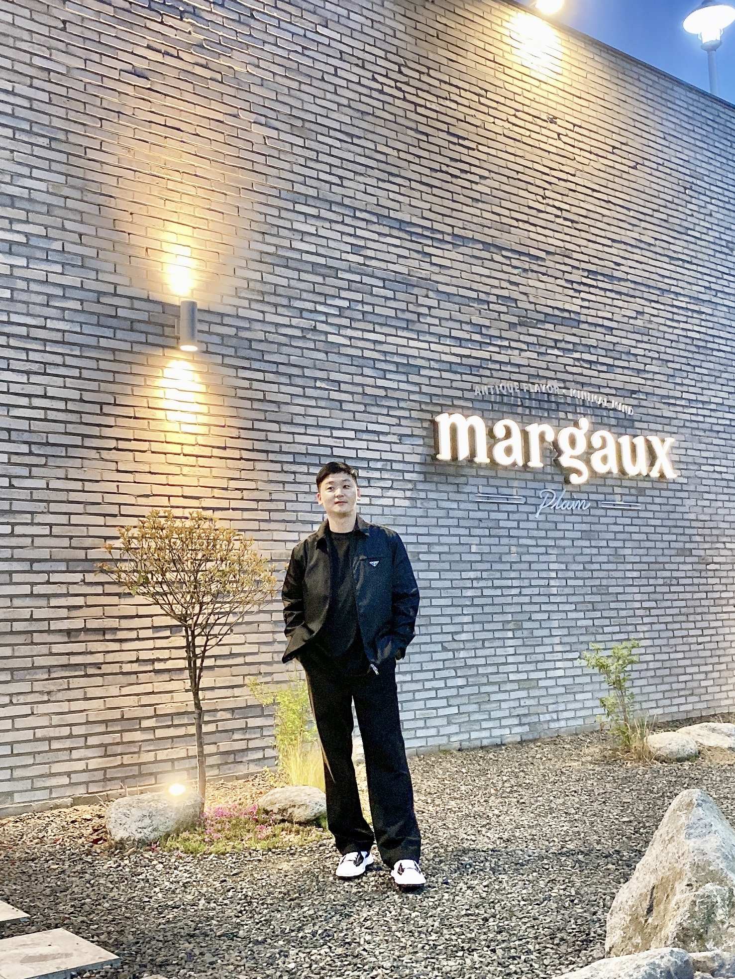 Prada Re-Nylon Zip Up Gabardine Blouson Jacket Black, Maison Mihara Yasuhiro Blakey OG Sole Canvas Low-top Sneakers Black White 착용 스타일
