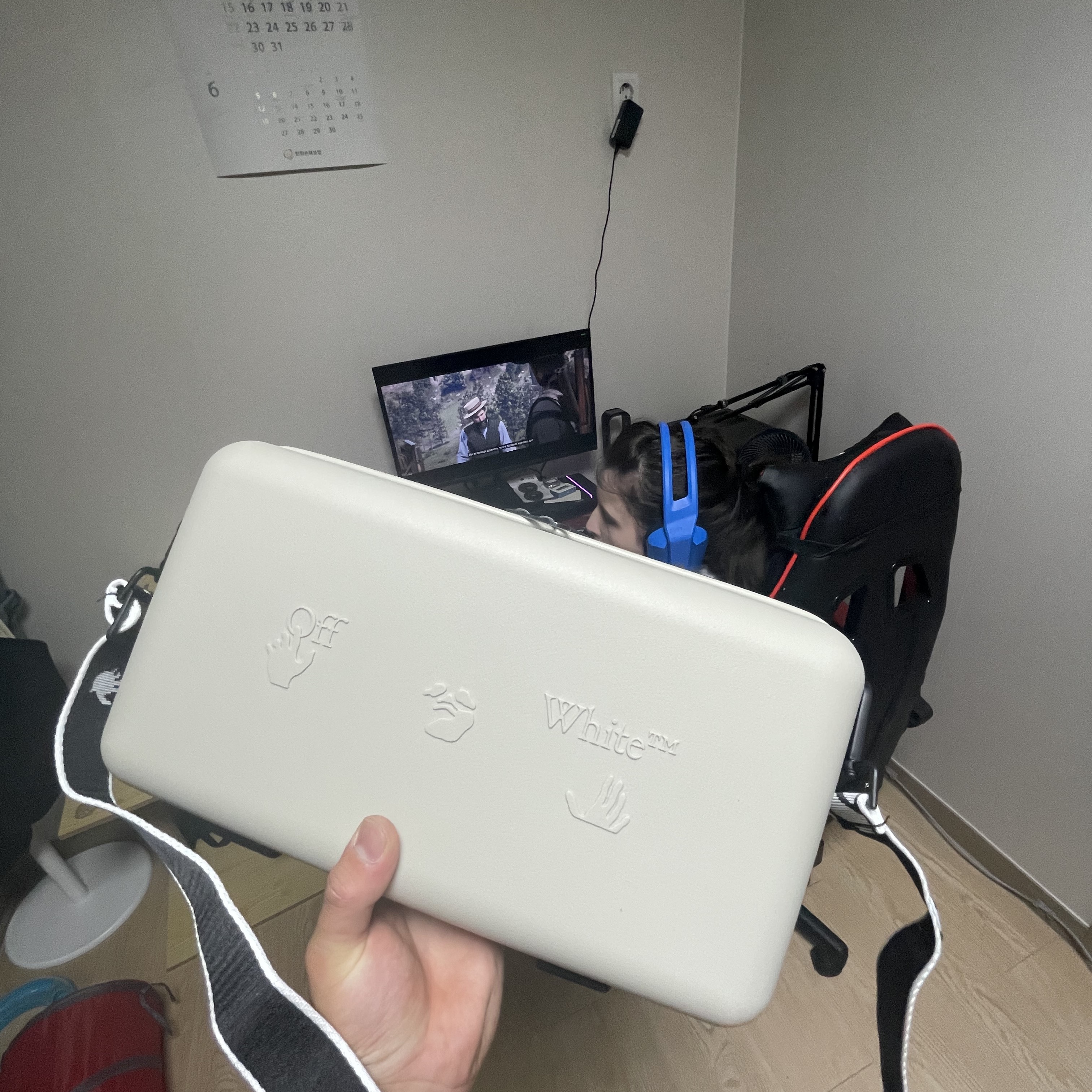 Off-White x Amore Pacific Protection Box (Without Cosmetics) 착용 스타일 - 4