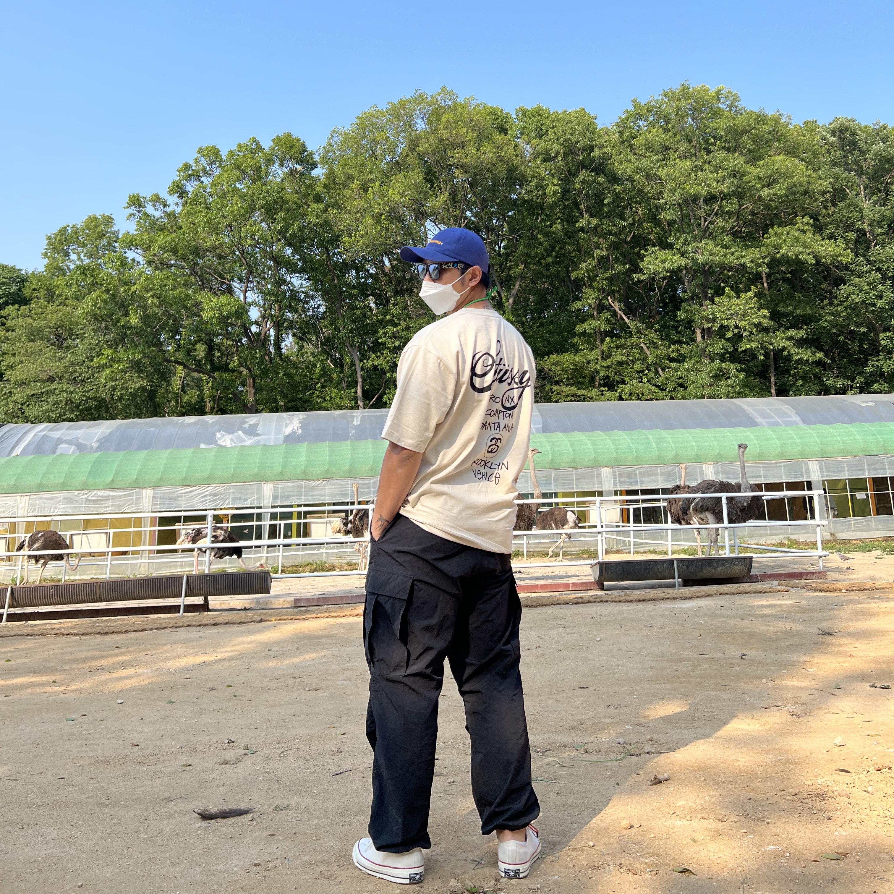 Converse Chuck 70 Ox Parchment, Stussy World Tour T-Shirt Smoke 착용 스타일 - 1