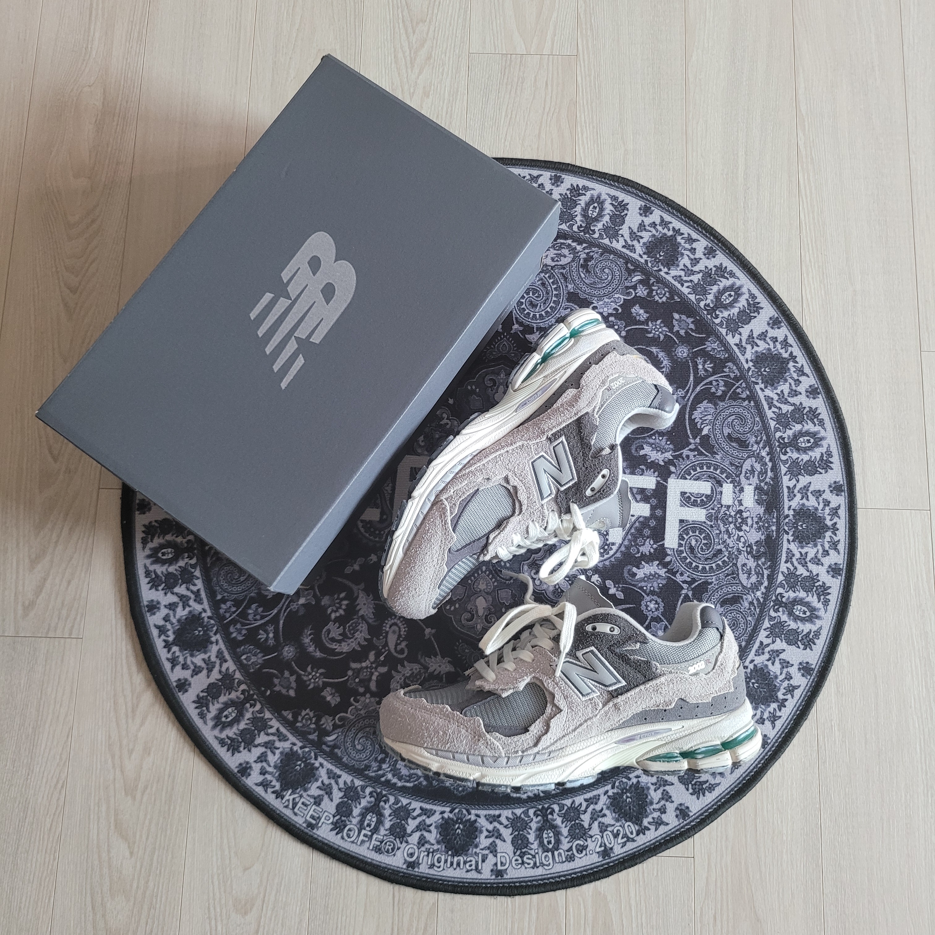 New Balance 2002R Protection Pack Rain Cloud 착용 스타일