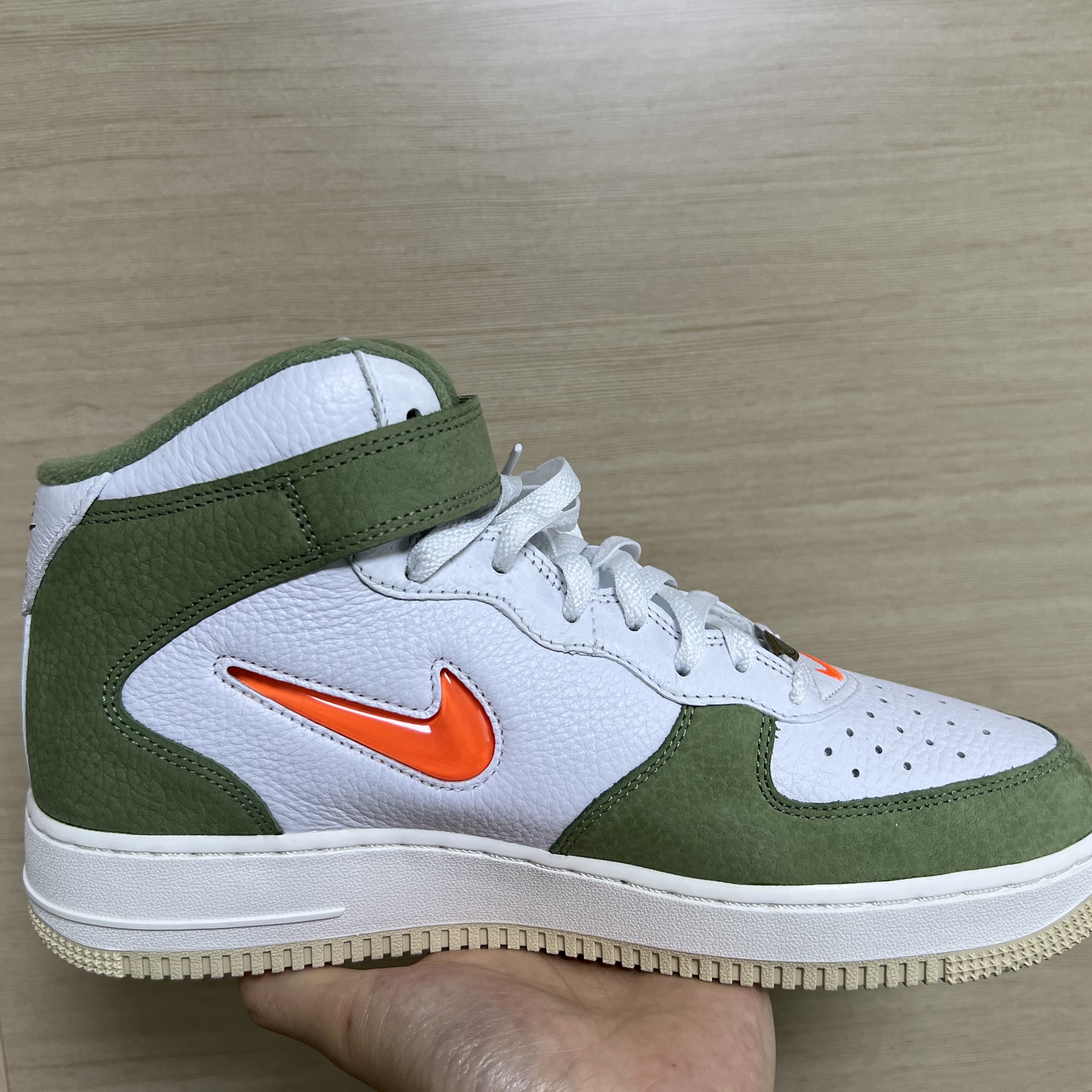 Nike Air Force 1 Mid '07 QS Olive Green and Total Orange 착용 스타일 - 2