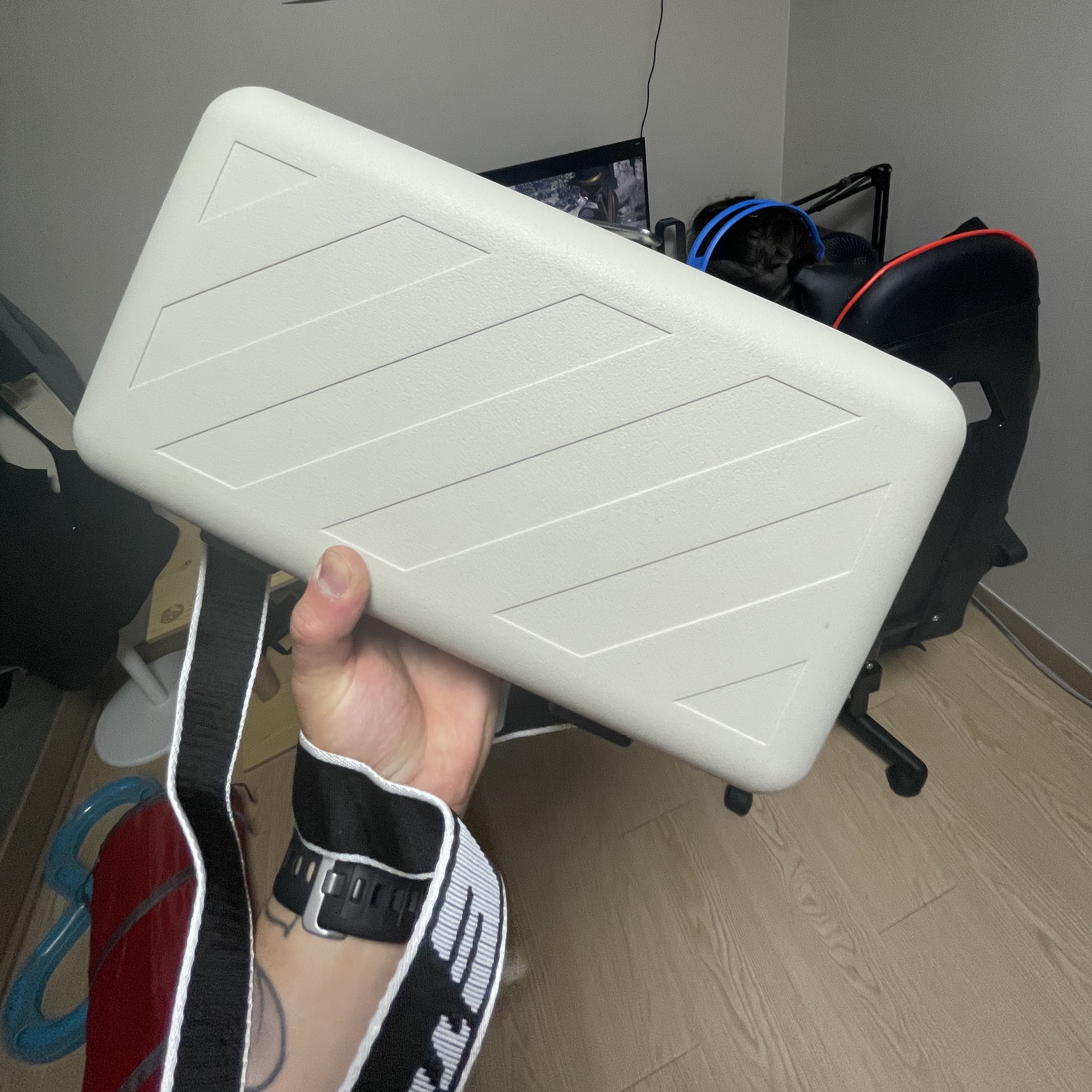 Off-White x Amore Pacific Protection Box (Without Cosmetics) 착용 스타일 - 3