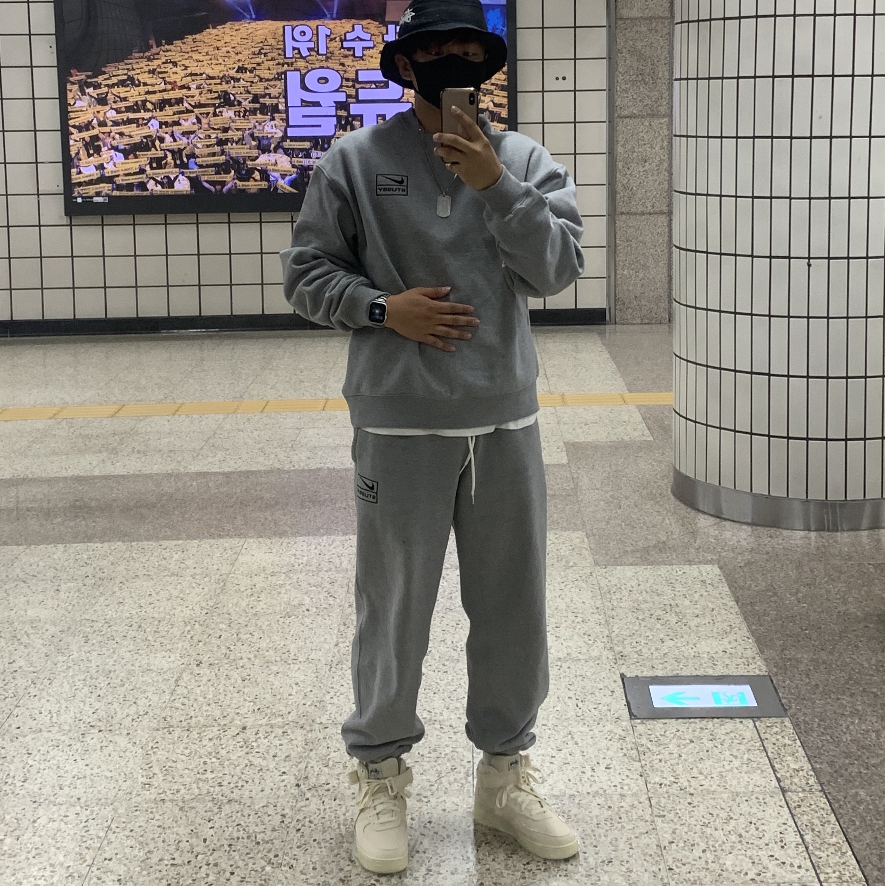 Nike x Stussy Air Force 1 '07 Mid SP Fossil, Nike x Stussy NRG BR Crew Fleece Grey 착용 스타일 - 1