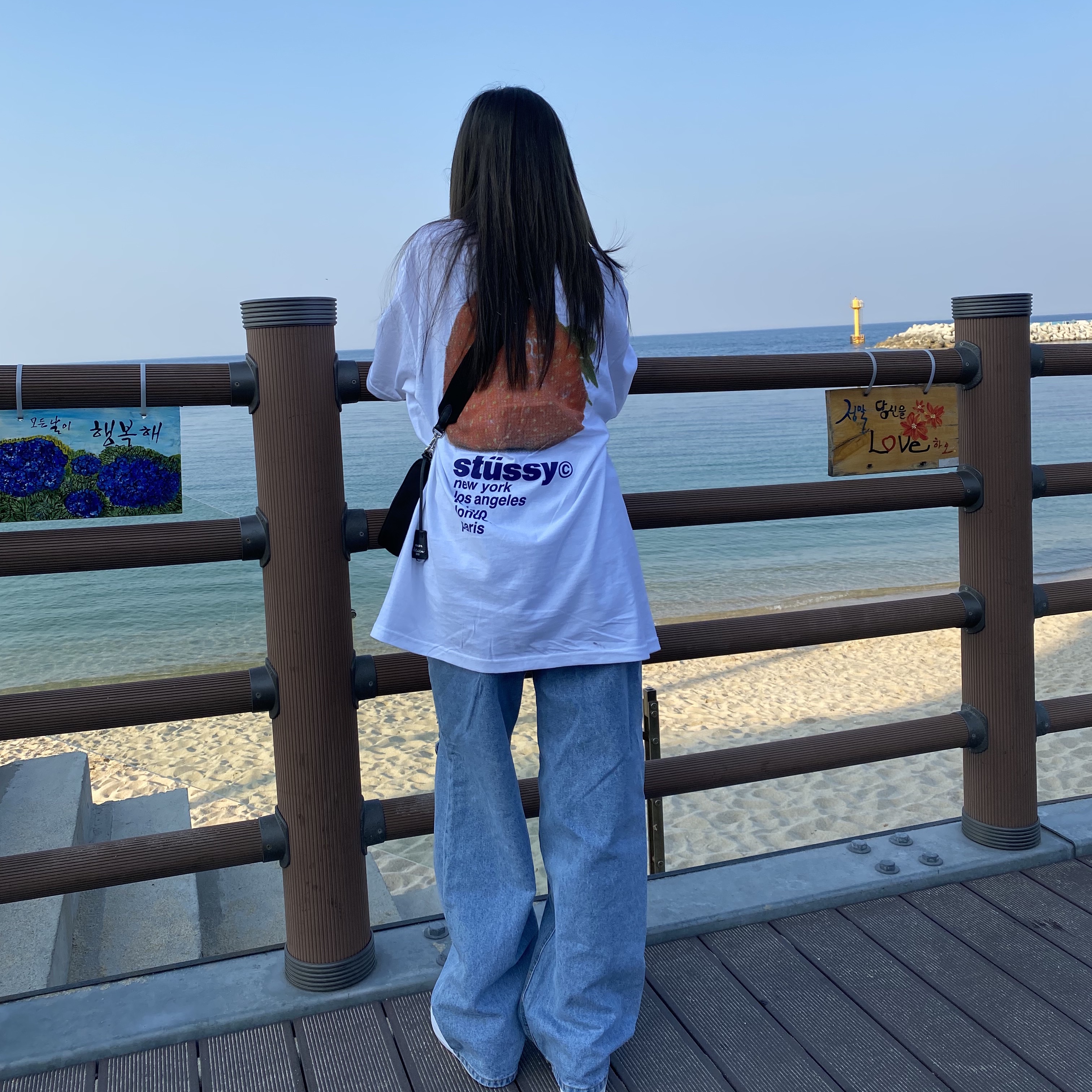Stussy Strawberry T-Shirt White, (W) Nike Air Force 1 '07 Low White 착용 스타일 - 1