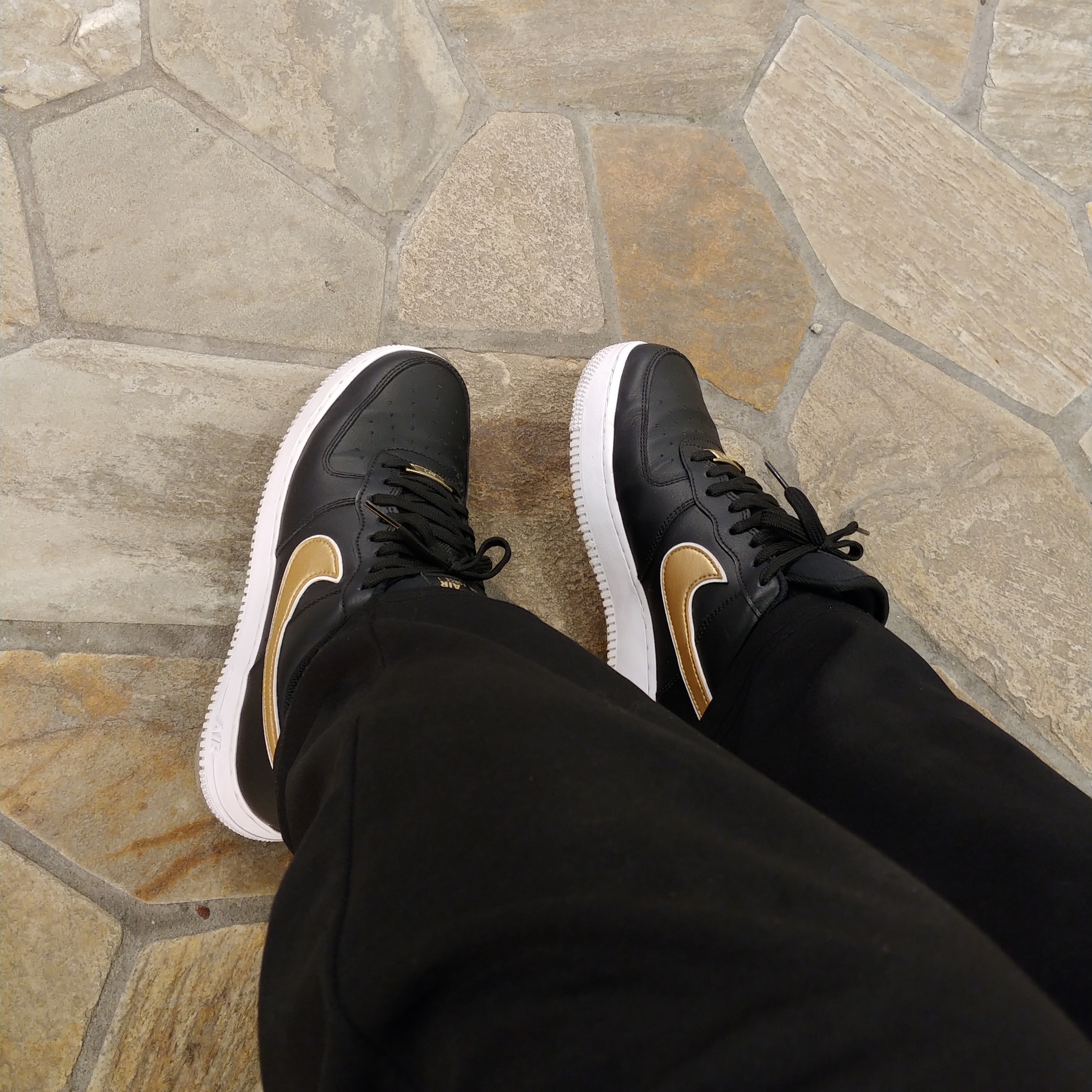 (W) Nike Air Force 1 '07 Essential Black Metallic Gold 착용 스타일 - 2