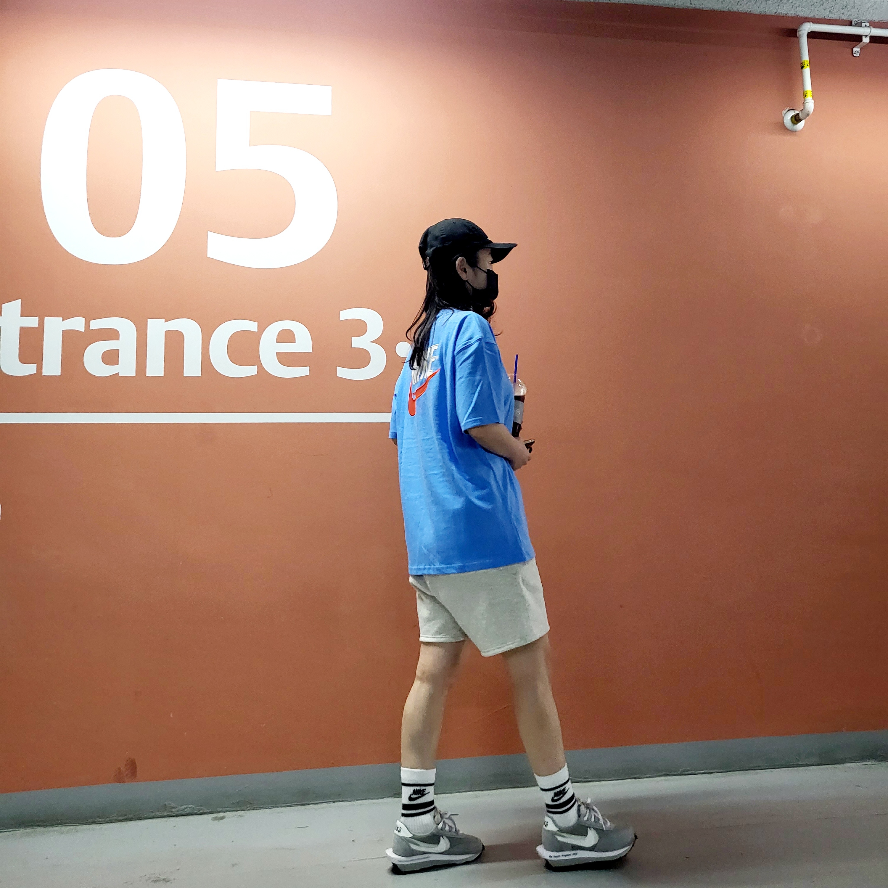 Stussy 93 Slick Crown Low Pro Cap Black, Essentials Sweatshorts Oatmeal - 21SS 착용 스타일 - 3