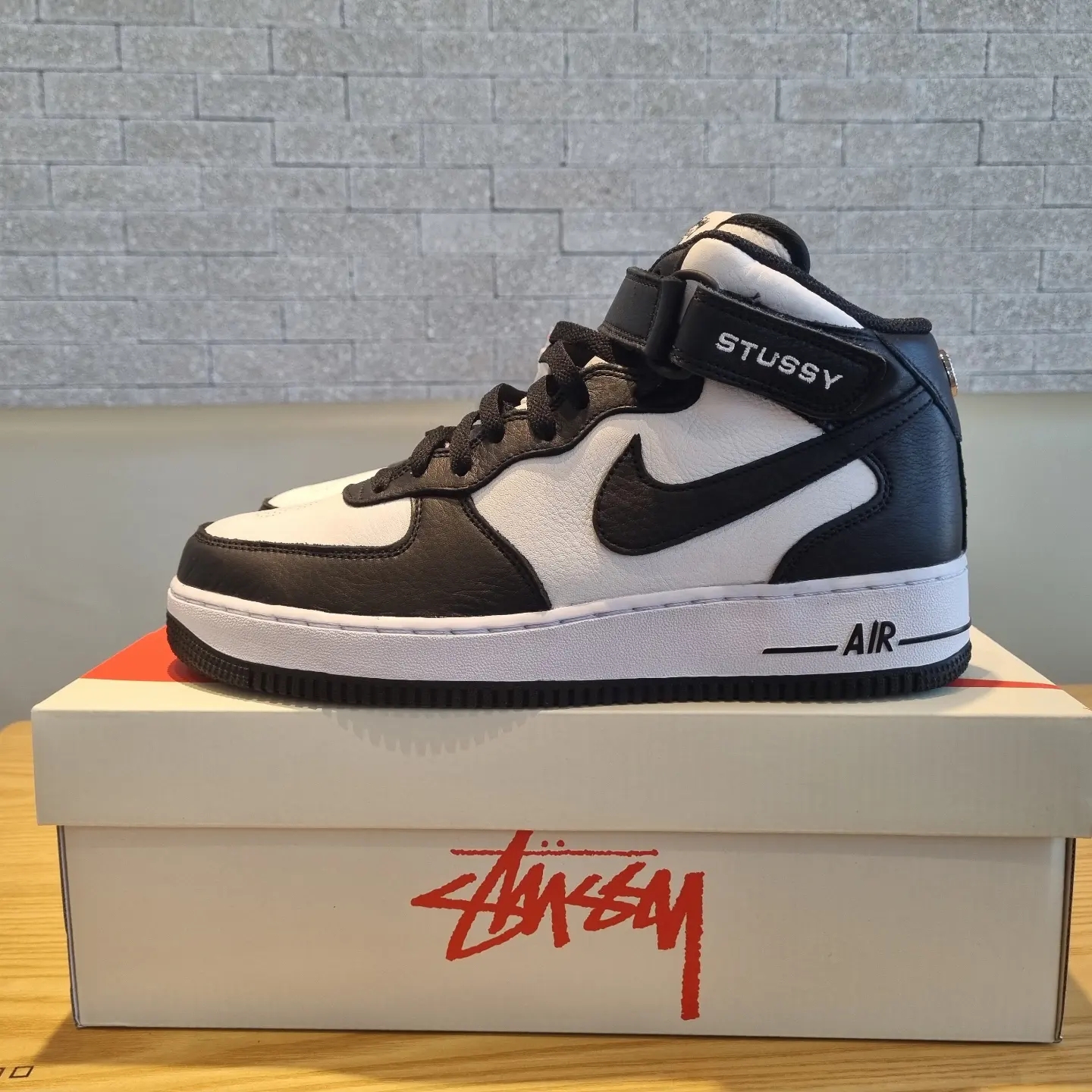 Nike x Stussy Air Force 1 '07 Mid SP Black and Light Bone 착용 스타일