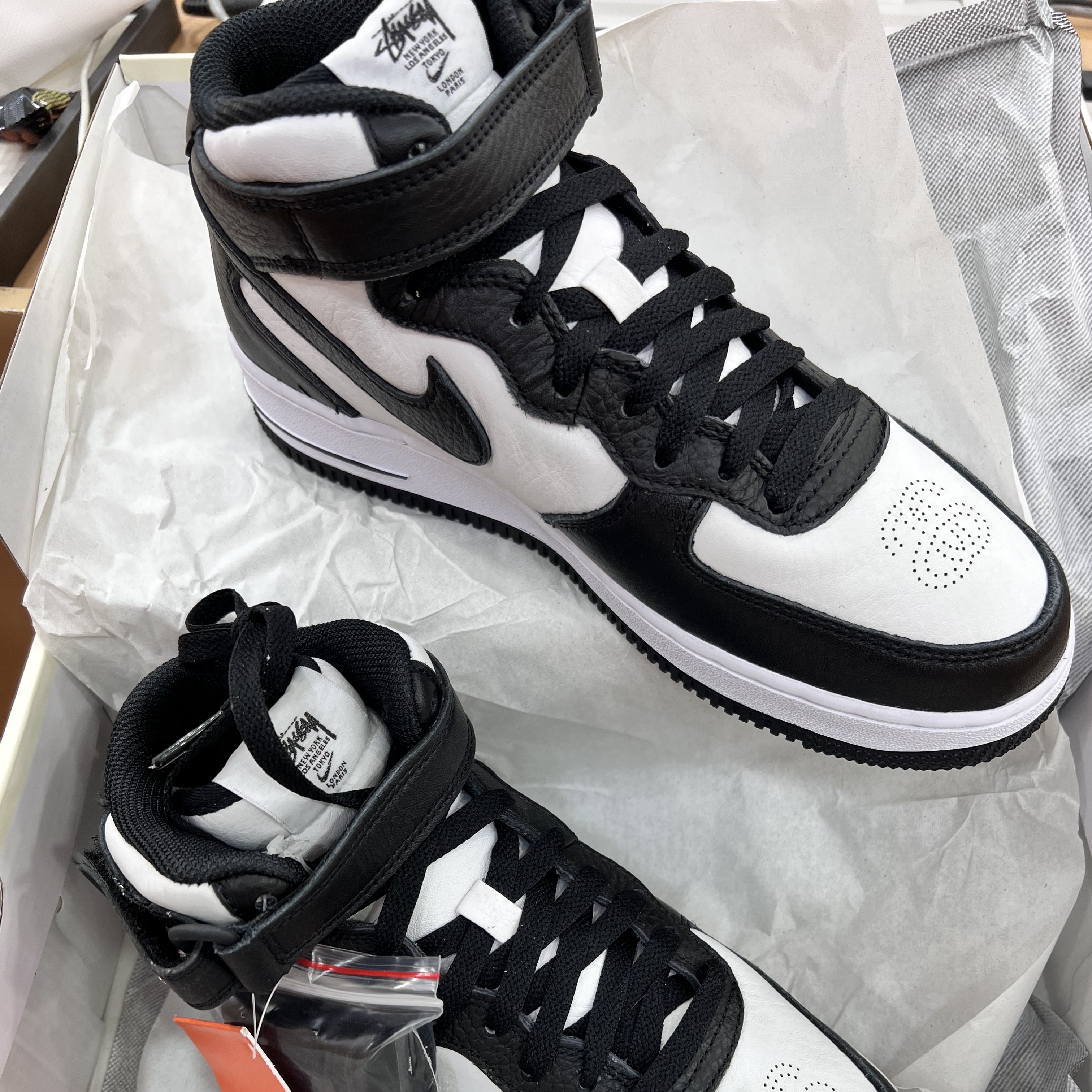 Nike x Stussy Air Force 1 '07 Mid SP Black and Light Bone 착용 스타일 - 1
