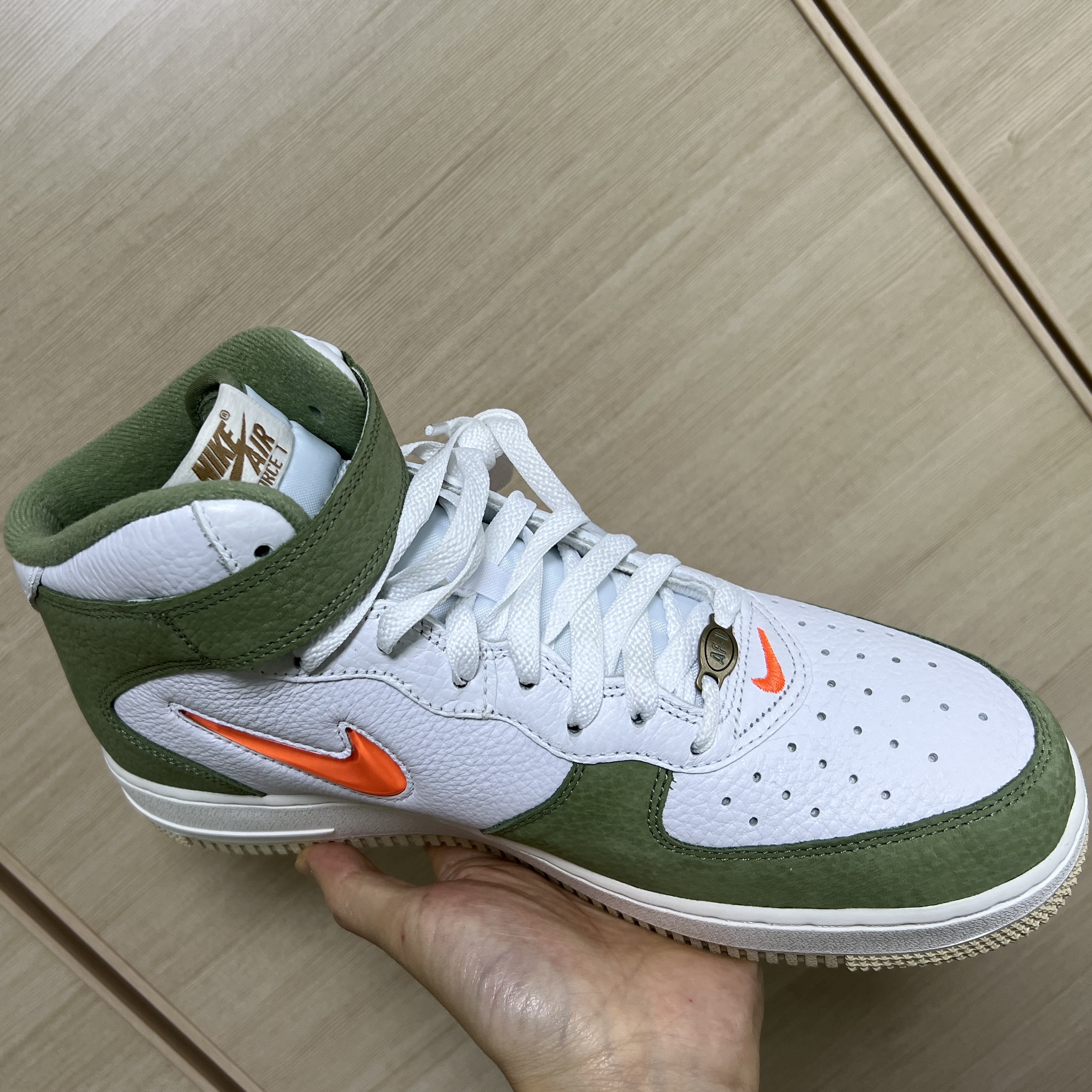 Nike Air Force 1 Mid '07 QS Olive Green and Total Orange 착용 스타일 - 4