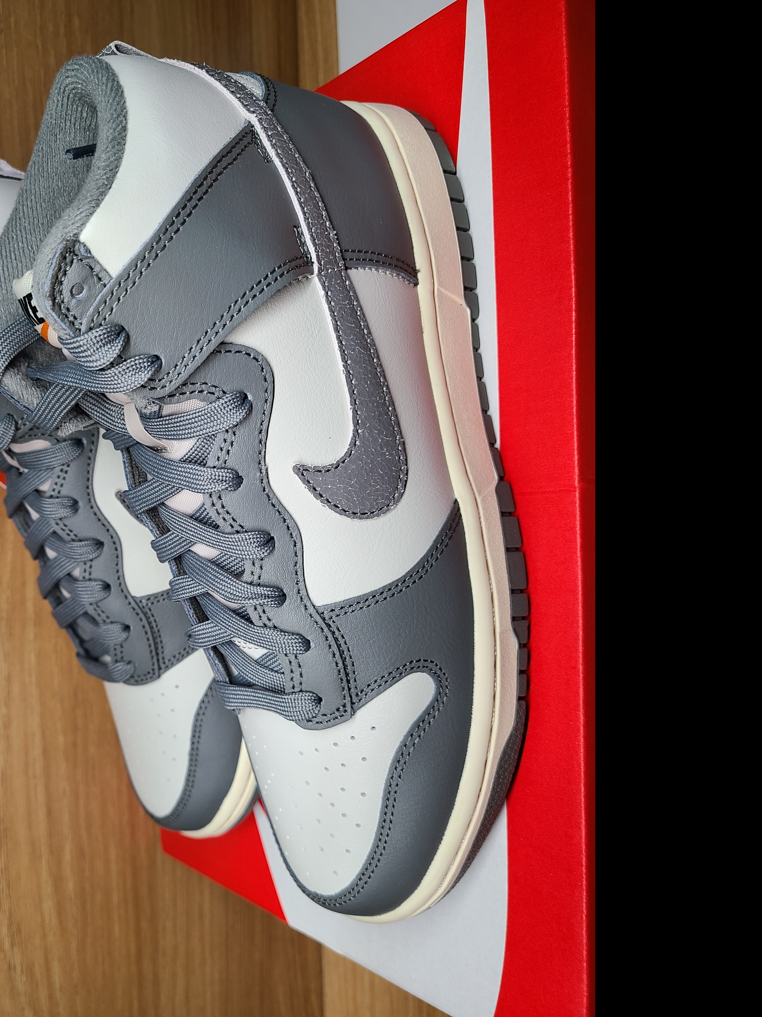 Nike Dunk High Retro SE VNTG Light Bone 착용 스타일 - 3