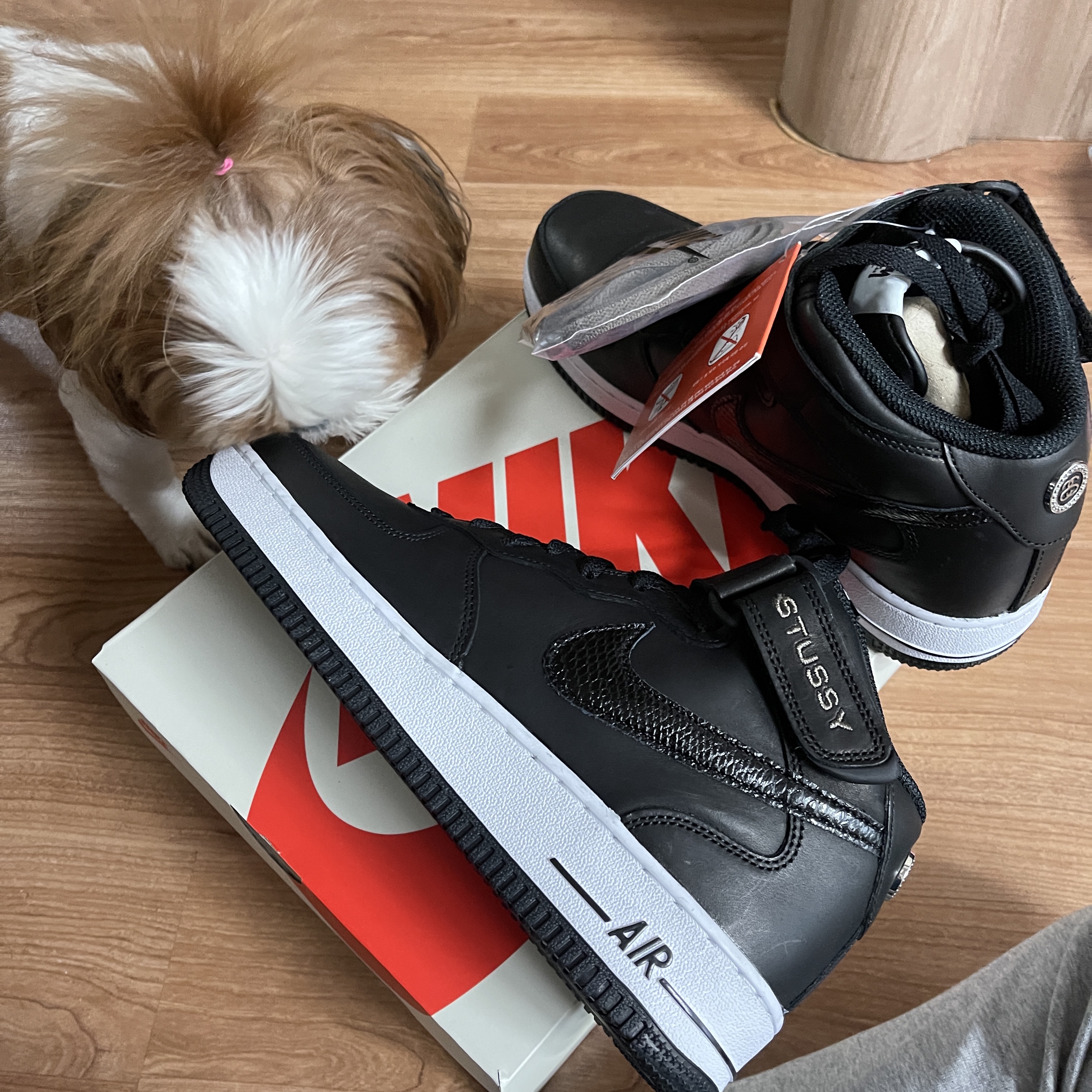 Nike x Stussy Air Force 1 '07 Mid SP Black 착용 스타일 - 2